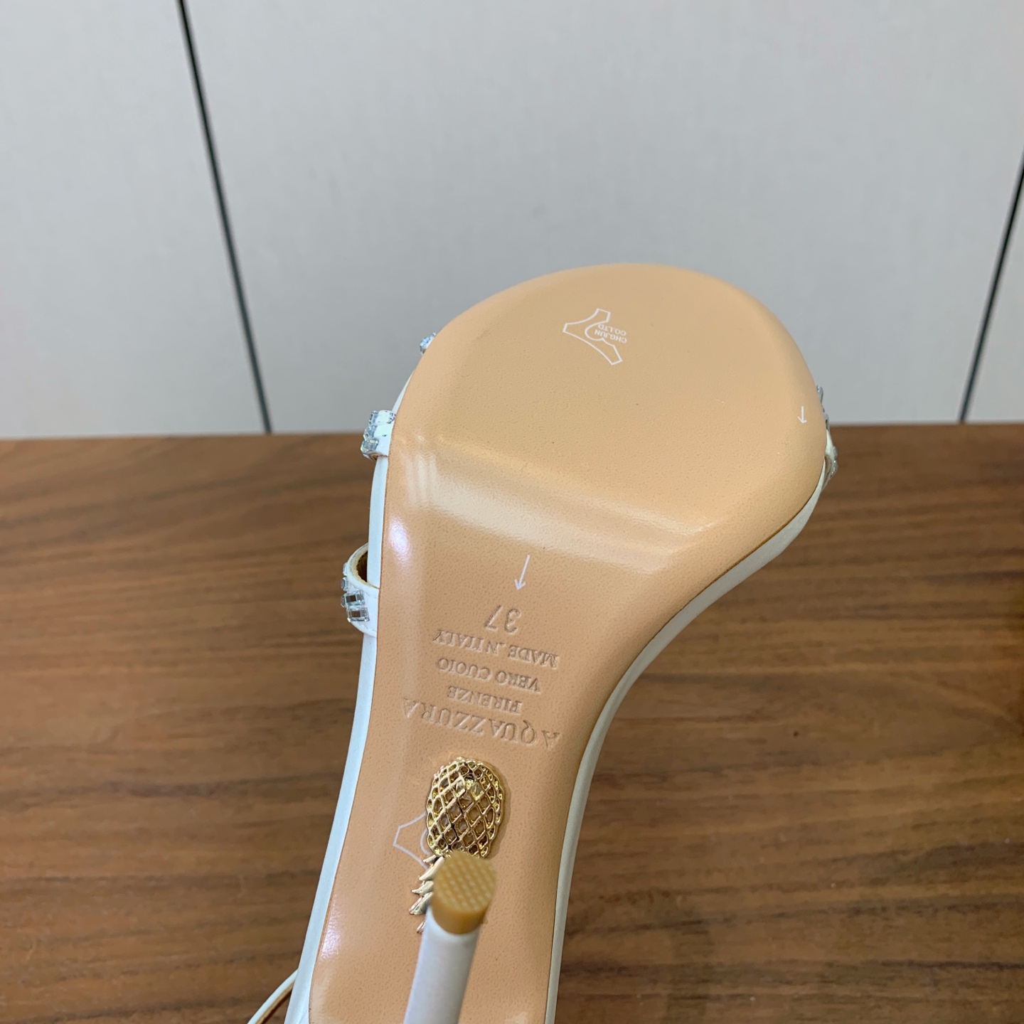 【AQUAZZUR* 】钻面凉鞋。性感的代言品牌。鞋面羊京、真丝烫钻。羊皮垫脚，真皮大底。跟高9.5cm 码数：35-4
