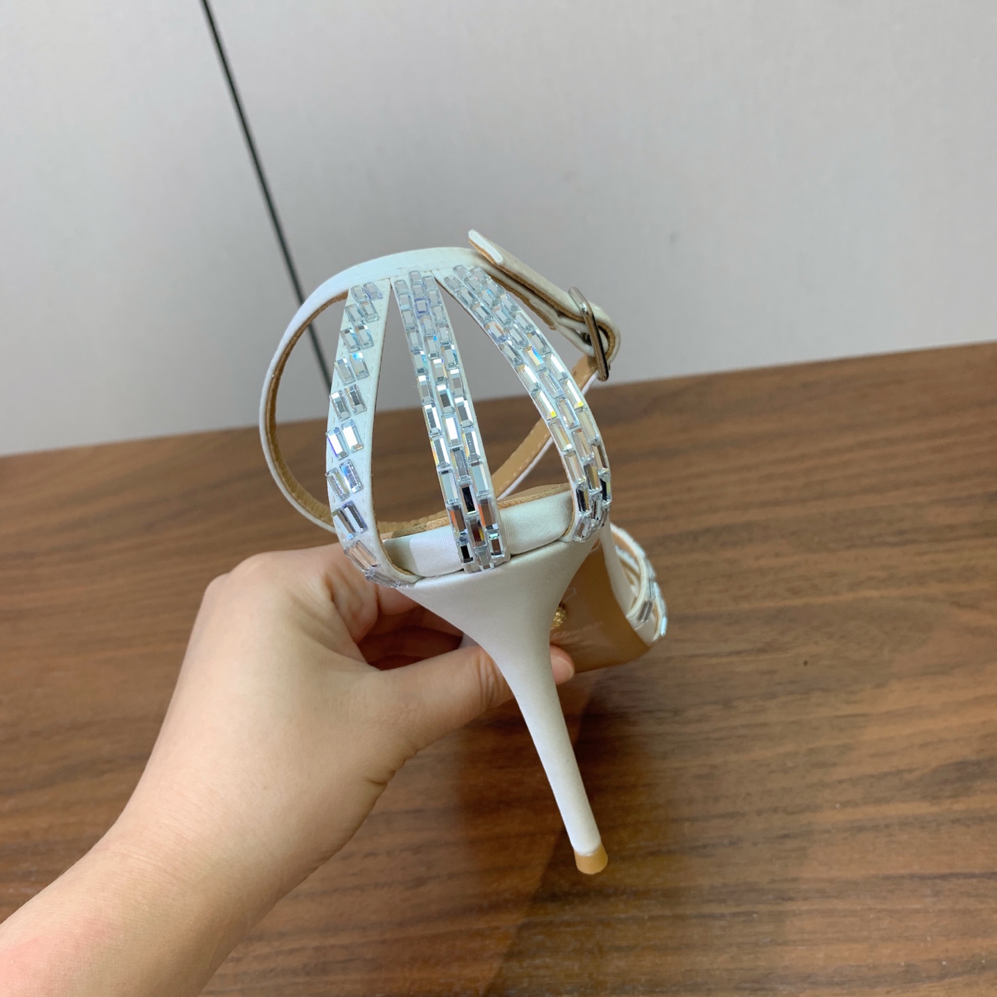 【AQUAZZUR* 】钻面凉鞋。性感的代言品牌。鞋面羊京、真丝烫钻。羊皮垫脚，真皮大底。跟高9.5cm 码数：35-4