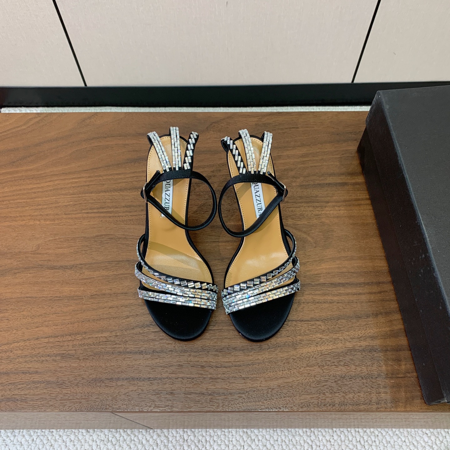 【AQUAZZUR* 】钻面凉鞋。性感的代言品牌。鞋面羊京、真丝烫钻。羊皮垫脚,真皮大底。跟高9.5cm 码数:35-4 【AQUAZZUR* 】钻面凉鞋。性感的代言品牌。鞋面羊京、真丝烫钻。羊皮垫脚,真皮大底。跟高9.5cm 码数:35-4