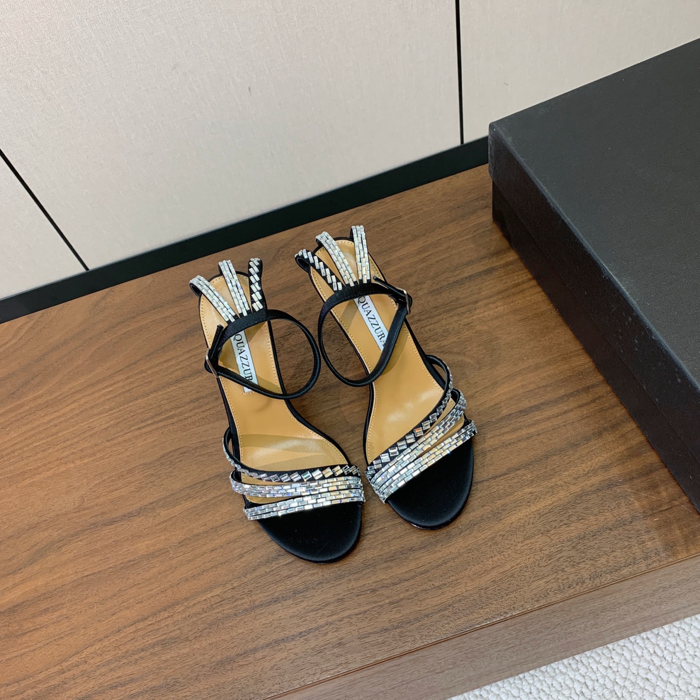 【AQUAZZUR* 】钻面凉鞋。性感的代言品牌。鞋面羊京、真丝烫钻。羊皮垫脚，真皮大底。跟高9.5cm 码数：35-4