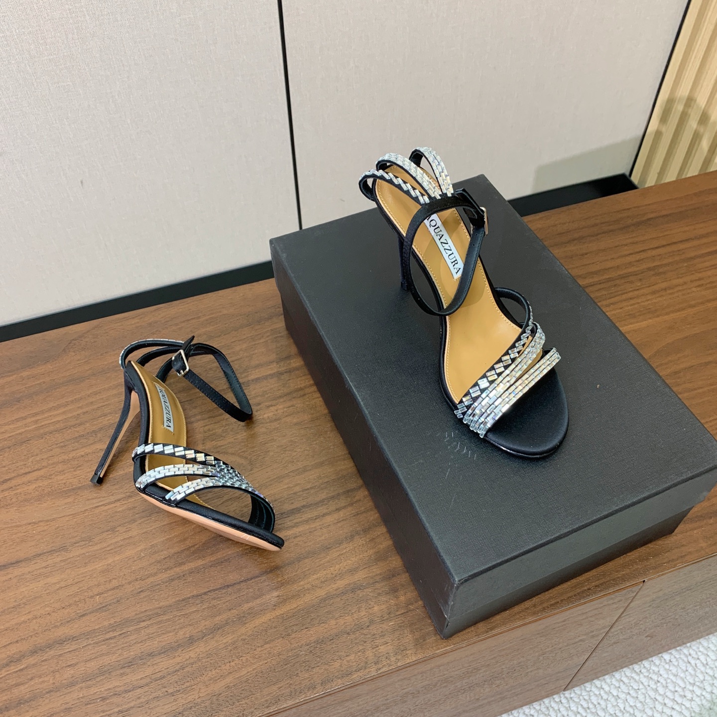【AQUAZZUR* 】钻面凉鞋。性感的代言品牌。鞋面羊京、真丝烫钻。羊皮垫脚，真皮大底。跟高9.5cm 码数：35-4