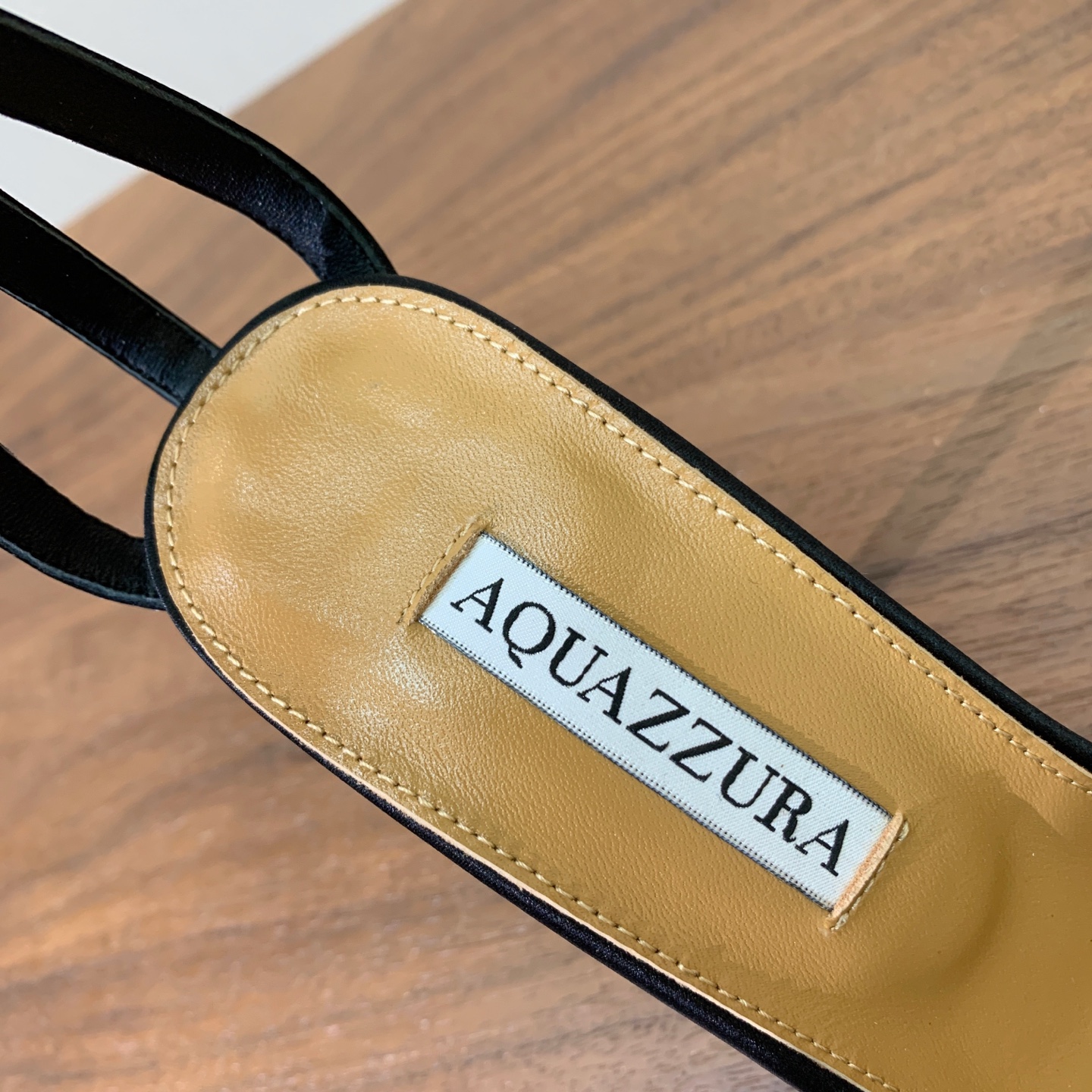 【AQUAZZUR* 】钻面凉鞋。性感的代言品牌。鞋面羊京、真丝烫钻。羊皮垫脚，真皮大底。跟高9.5cm 码数：35-4