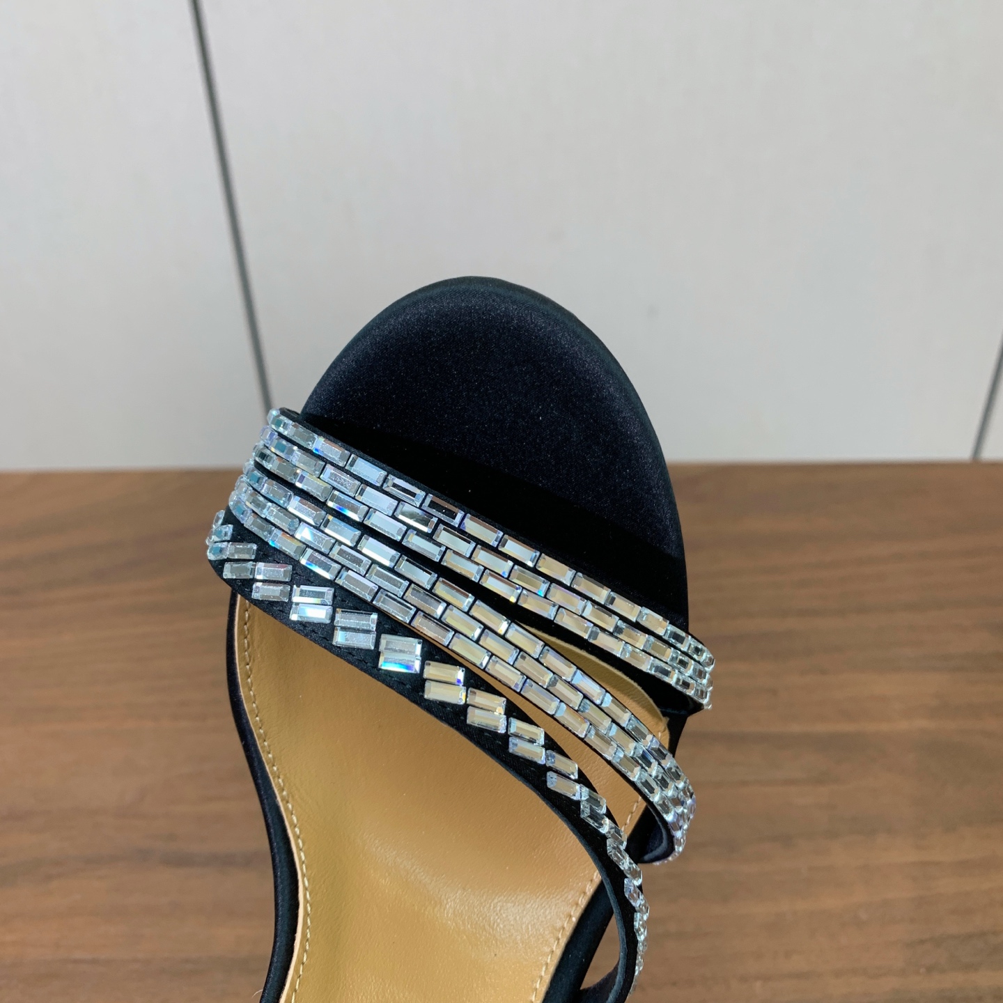 【AQUAZZUR* 】钻面凉鞋。性感的代言品牌。鞋面羊京、真丝烫钻。羊皮垫脚，真皮大底。跟高9.5cm 码数：35-4
