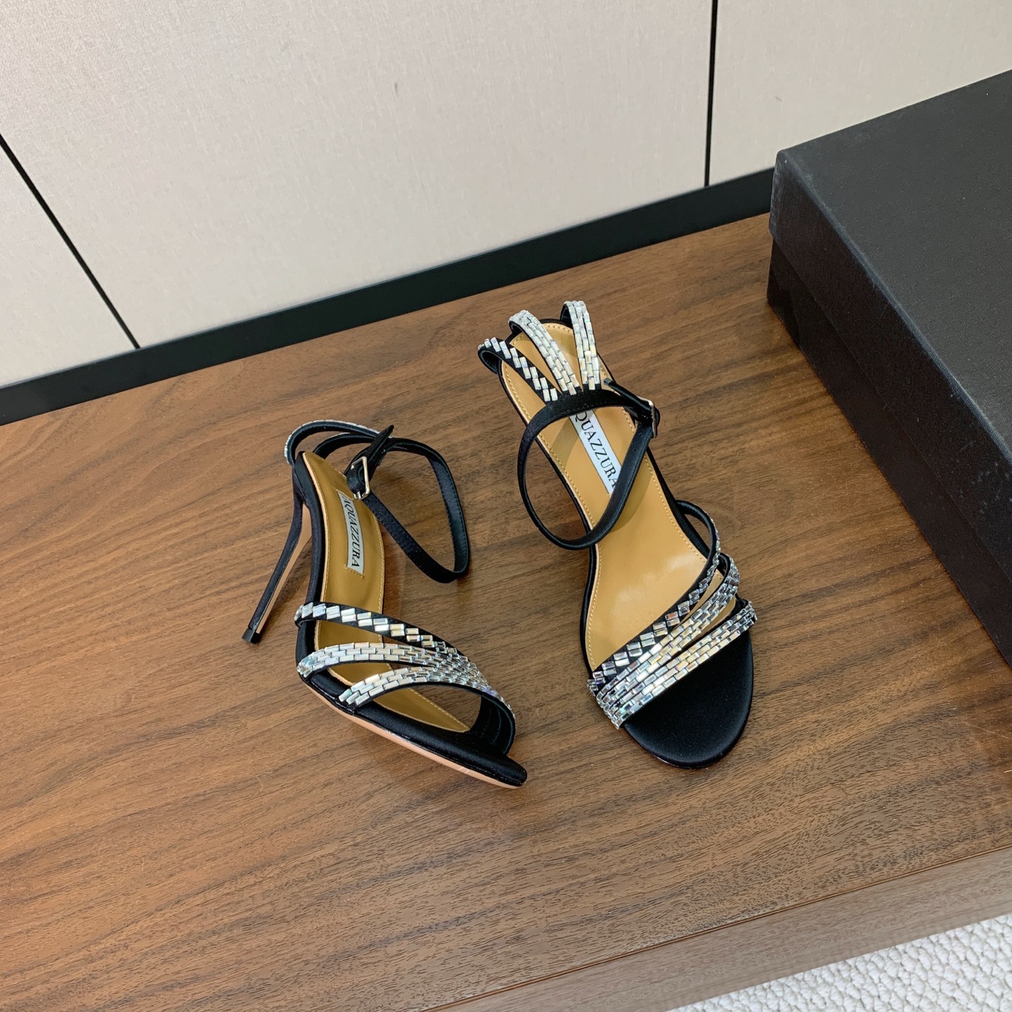 【AQUAZZUR* 】钻面凉鞋。性感的代言品牌。鞋面羊京、真丝烫钻。羊皮垫脚，真皮大底。跟高9.5cm 码数：35-4