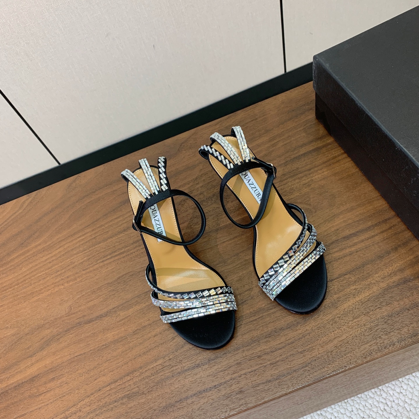 【AQUAZZUR* 】钻面凉鞋。性感的代言品牌。鞋面羊京、真丝烫钻。羊皮垫脚，真皮大底。跟高9.5cm 码数：35-4