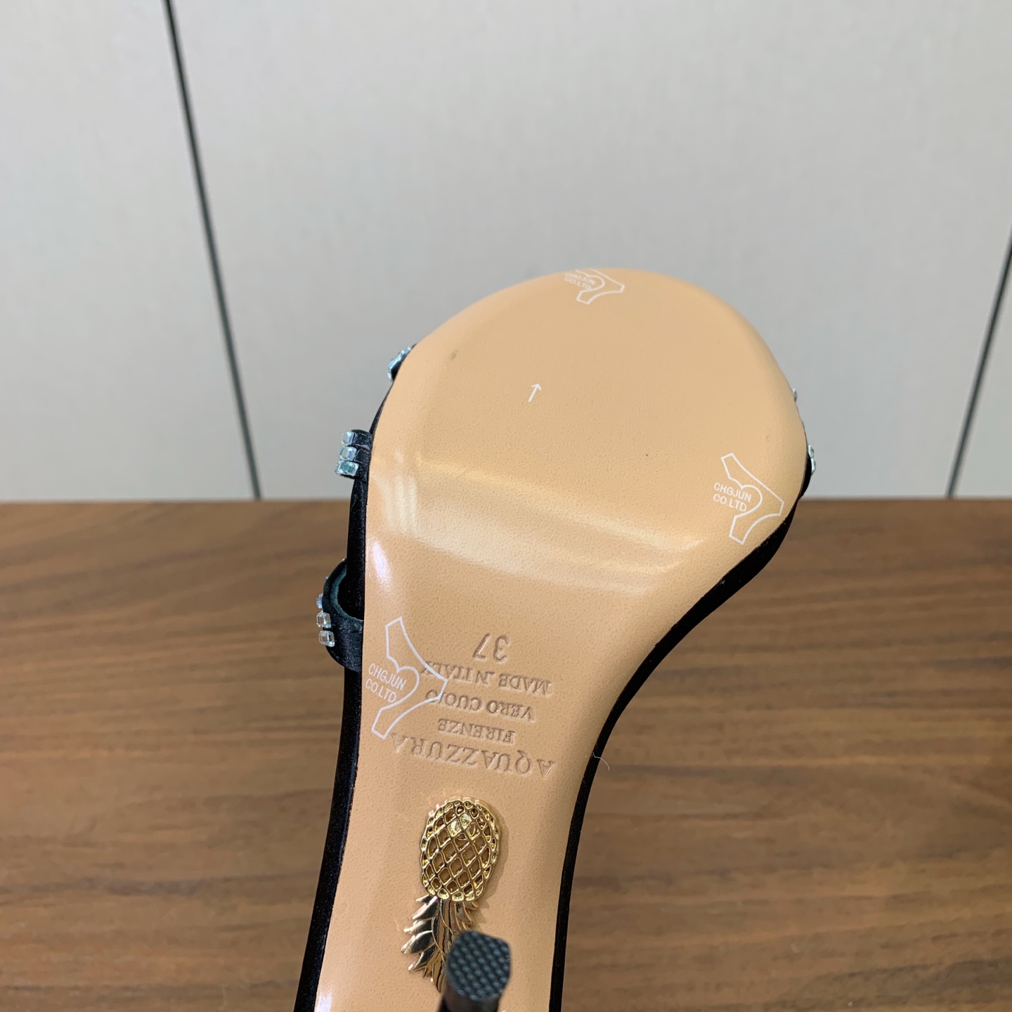 【AQUAZZUR* 】钻面凉鞋。性感的代言品牌。鞋面羊京、真丝烫钻。羊皮垫脚，真皮大底。跟高9.5cm 码数：35-4