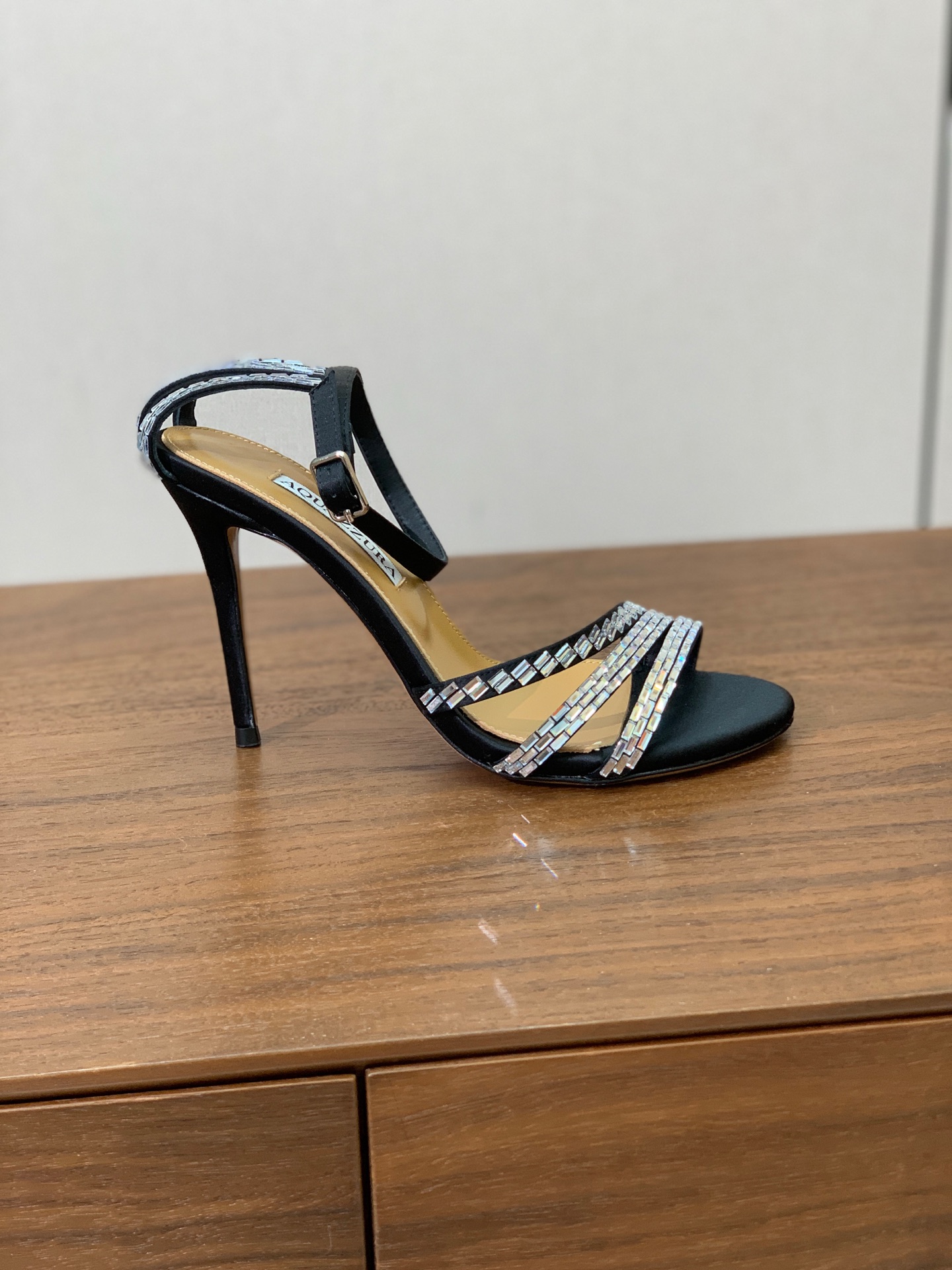 【AQUAZZUR* 】钻面凉鞋。性感的代言品牌。鞋面羊京、真丝烫钻。羊皮垫脚，真皮大底。跟高9.5cm 码数：35-4