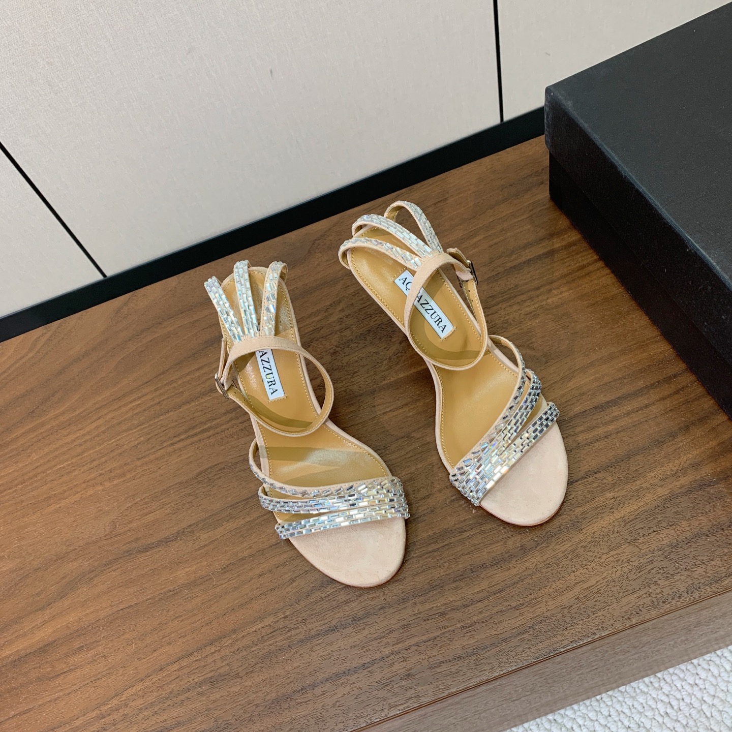 【AQUAZZUR* 】钻面凉鞋。性感的代言品牌。鞋面羊京、真丝烫钻。羊皮垫脚，真皮大底。跟高9.5cm 码数：35-4