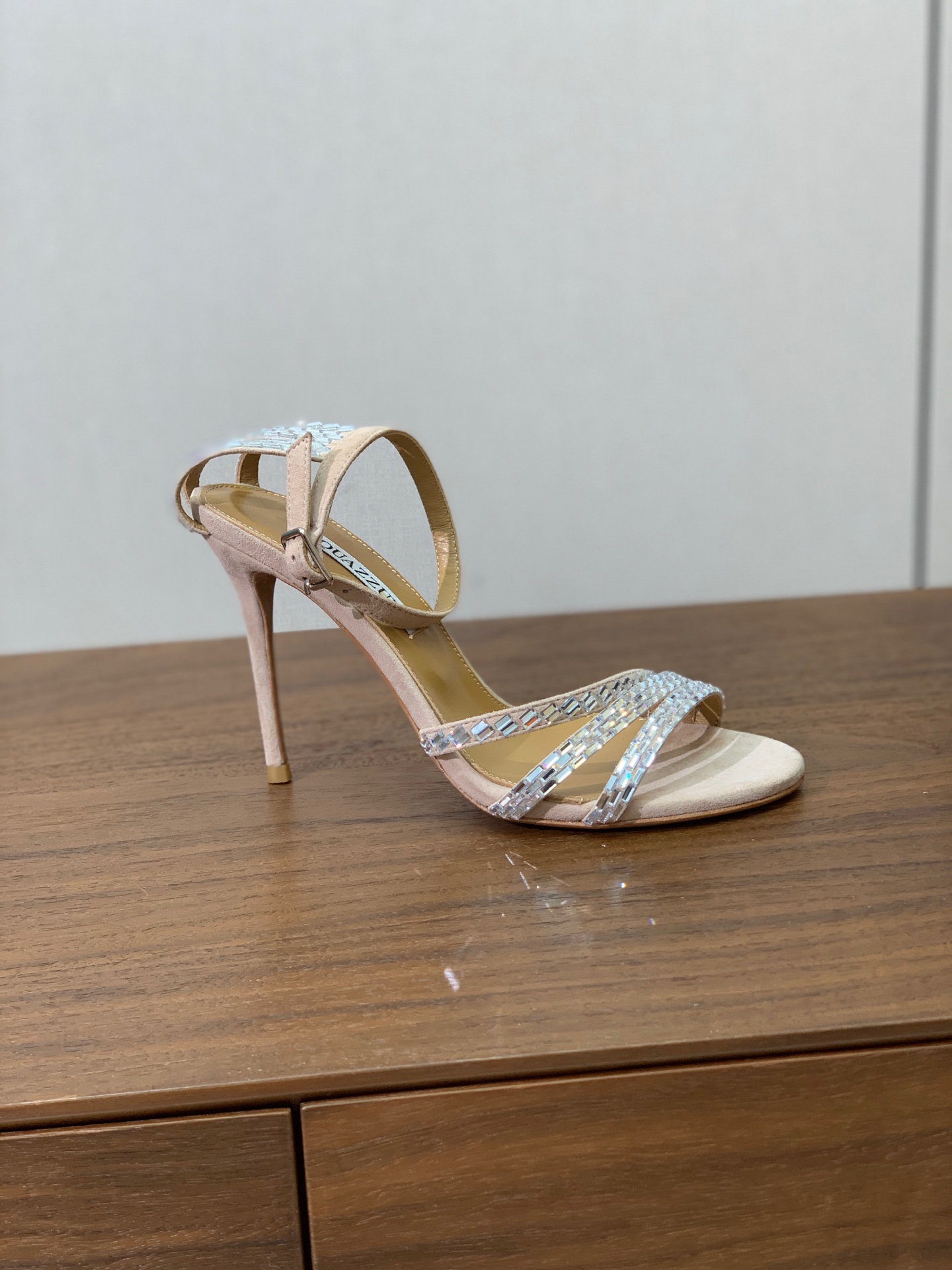 【AQUAZZUR* 】钻面凉鞋。性感的代言品牌。鞋面羊京、真丝烫钻。羊皮垫脚，真皮大底。跟高9.5cm 码数：35-4
