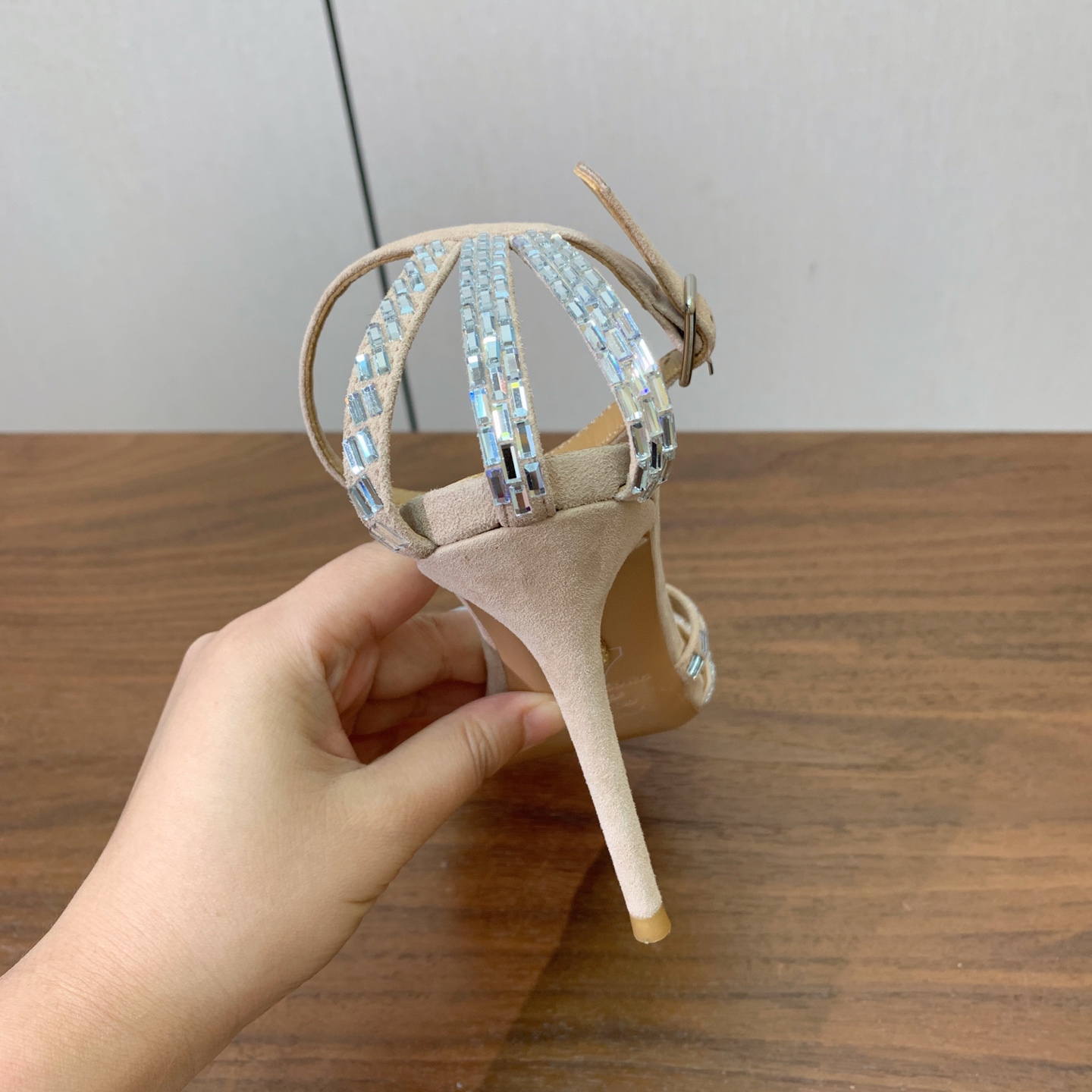 【AQUAZZUR* 】钻面凉鞋。性感的代言品牌。鞋面羊京、真丝烫钻。羊皮垫脚，真皮大底。跟高9.5cm 码数：35-4