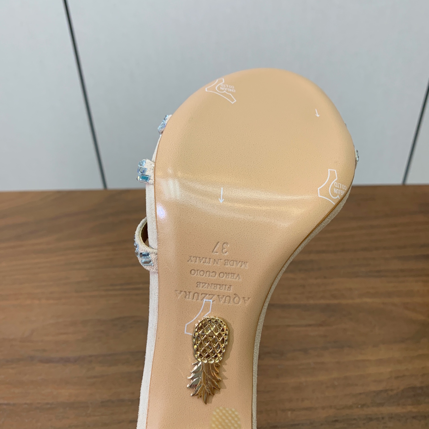 【AQUAZZUR* 】钻面凉鞋。性感的代言品牌。鞋面羊京、真丝烫钻。羊皮垫脚，真皮大底。跟高9.5cm 码数：35-4