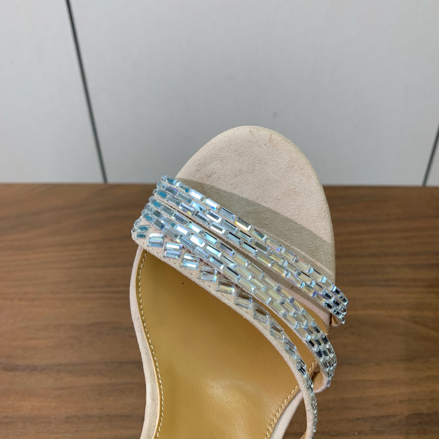 【AQUAZZUR* 】钻面凉鞋。性感的代言品牌。鞋面羊京、真丝烫钻。羊皮垫脚，真皮大底。跟高9.5cm 码数：35-4