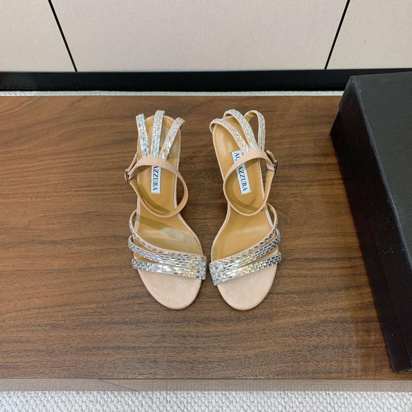 【AQUAZZUR* 】钻面凉鞋。性感的代言品牌。鞋面羊京、真丝烫钻。羊皮垫脚,真皮大底。跟高9.5cm 码数:35-4 【AQUAZZUR* 】钻面凉鞋。性感的代言品牌。鞋面羊京、真丝烫钻。羊皮垫脚,真皮大底。跟高9.5cm 码数:35-4