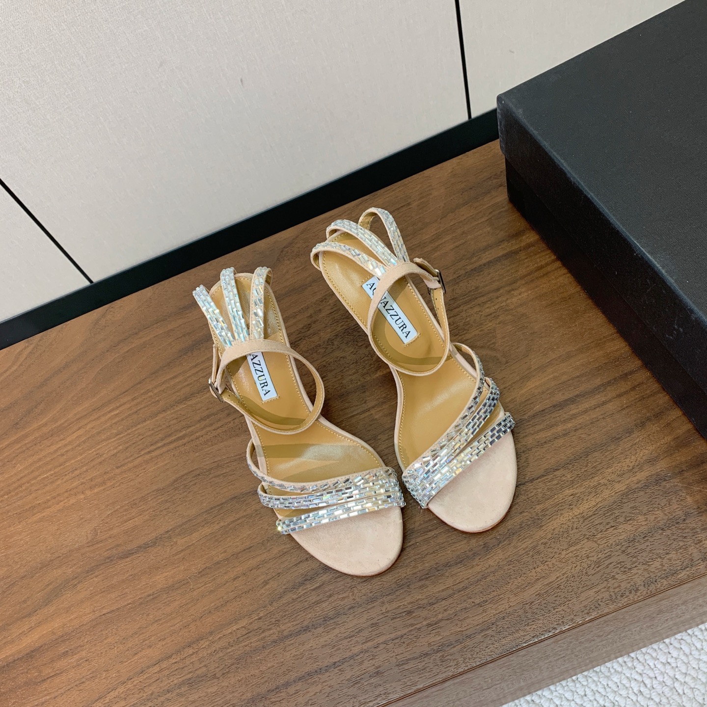【AQUAZZUR* 】钻面凉鞋。性感的代言品牌。鞋面羊京、真丝烫钻。羊皮垫脚，真皮大底。跟高9.5cm 码数：35-4