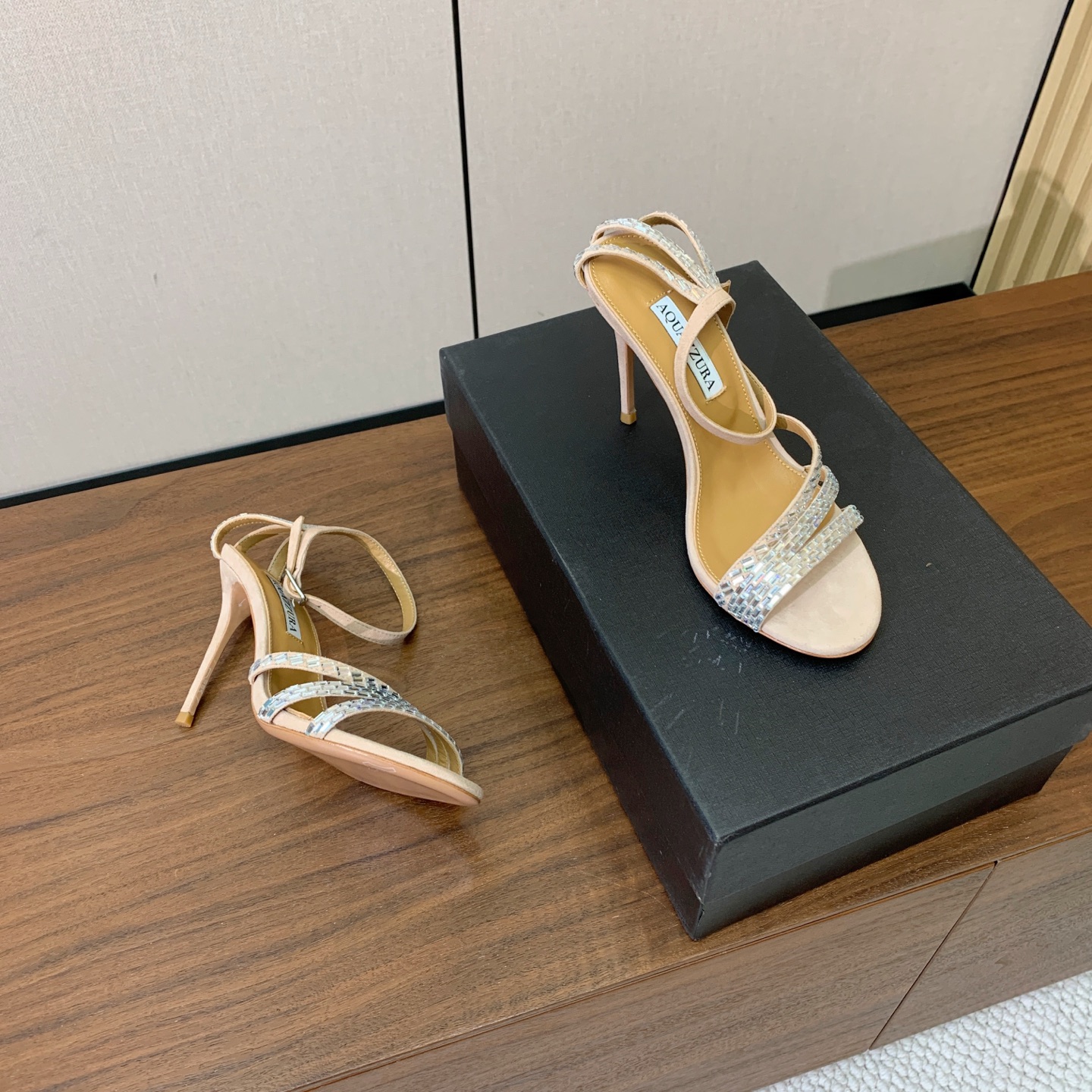 【AQUAZZUR* 】钻面凉鞋。性感的代言品牌。鞋面羊京、真丝烫钻。羊皮垫脚，真皮大底。跟高9.5cm 码数：35-4