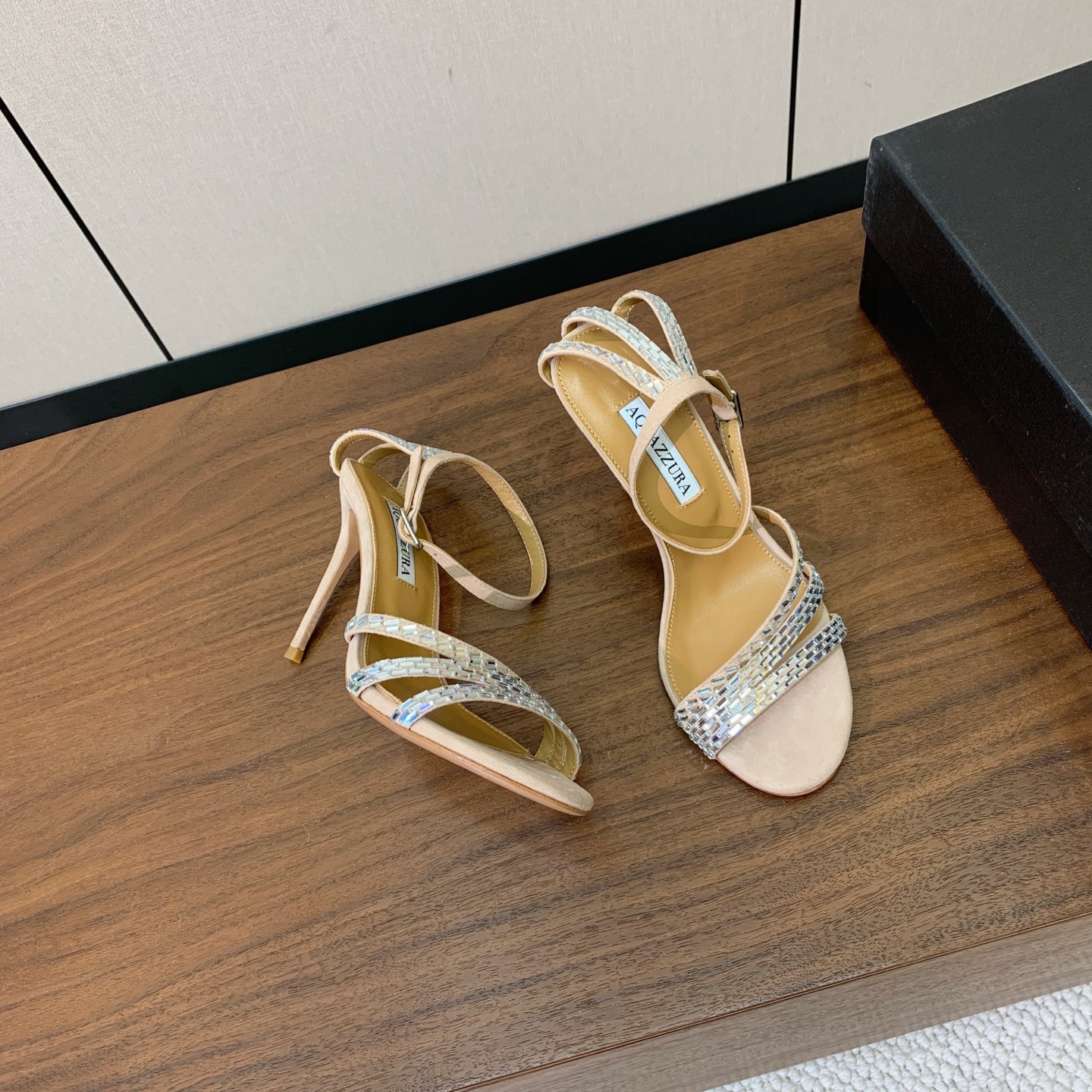 【AQUAZZUR* 】钻面凉鞋。性感的代言品牌。鞋面羊京、真丝烫钻。羊皮垫脚，真皮大底。跟高9.5cm 码数：35-4