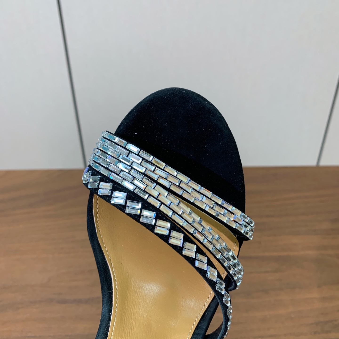 【AQUAZZUR* 】钻面凉鞋。性感的代言品牌。鞋面羊京、真丝烫钻。羊皮垫脚，真皮大底。跟高9.5cm 码数：35-4