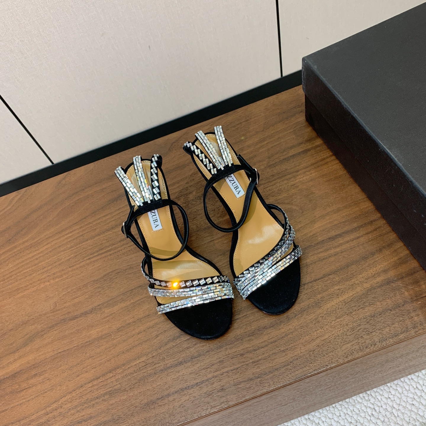 【AQUAZZUR* 】钻面凉鞋。性感的代言品牌。鞋面羊京、真丝烫钻。羊皮垫脚，真皮大底。跟高9.5cm 码数：35-4