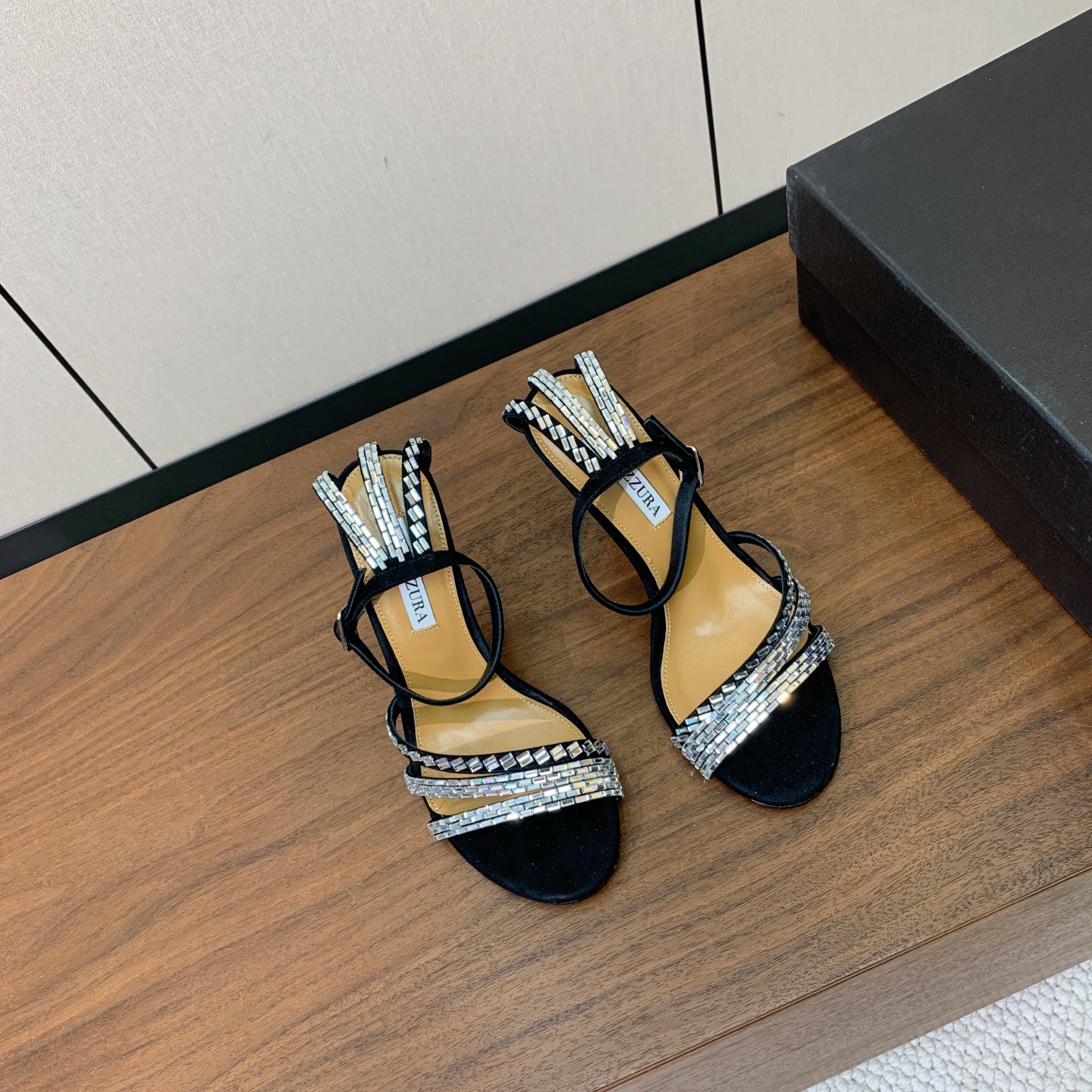 【AQUAZZUR* 】钻面凉鞋。性感的代言品牌。鞋面羊京、真丝烫钻。羊皮垫脚，真皮大底。跟高9.5cm 码数：35-4
