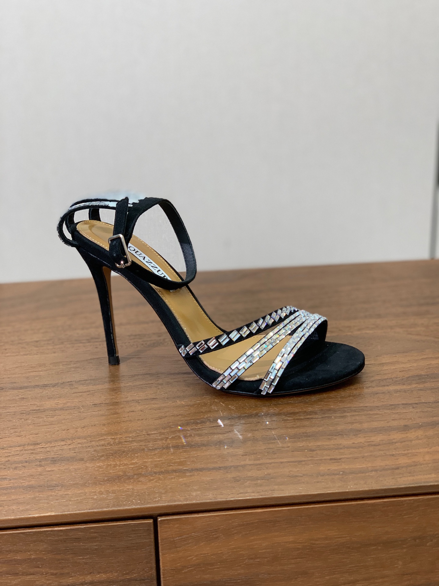 【AQUAZZUR* 】钻面凉鞋。性感的代言品牌。鞋面羊京、真丝烫钻。羊皮垫脚，真皮大底。跟高9.5cm 码数：35-4