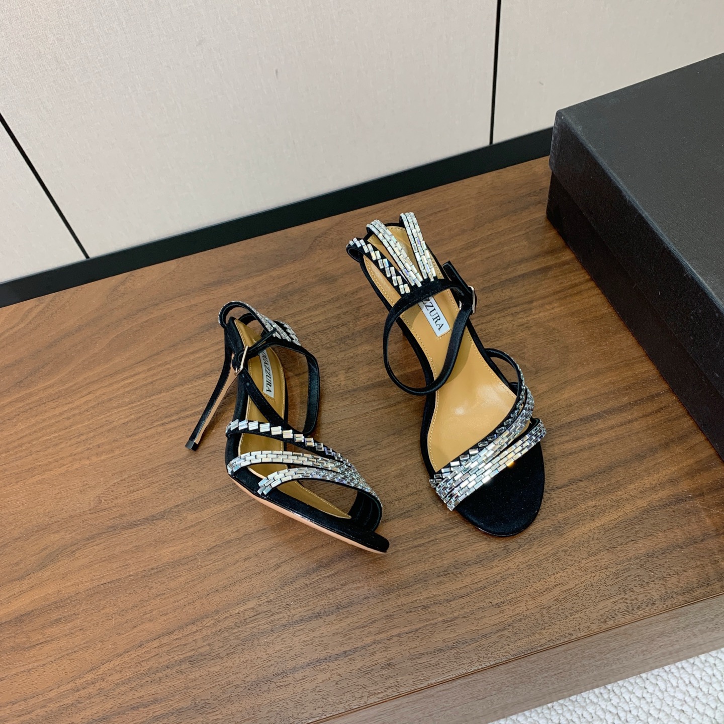 【AQUAZZUR* 】钻面凉鞋。性感的代言品牌。鞋面羊京、真丝烫钻。羊皮垫脚，真皮大底。跟高9.5cm 码数：35-4