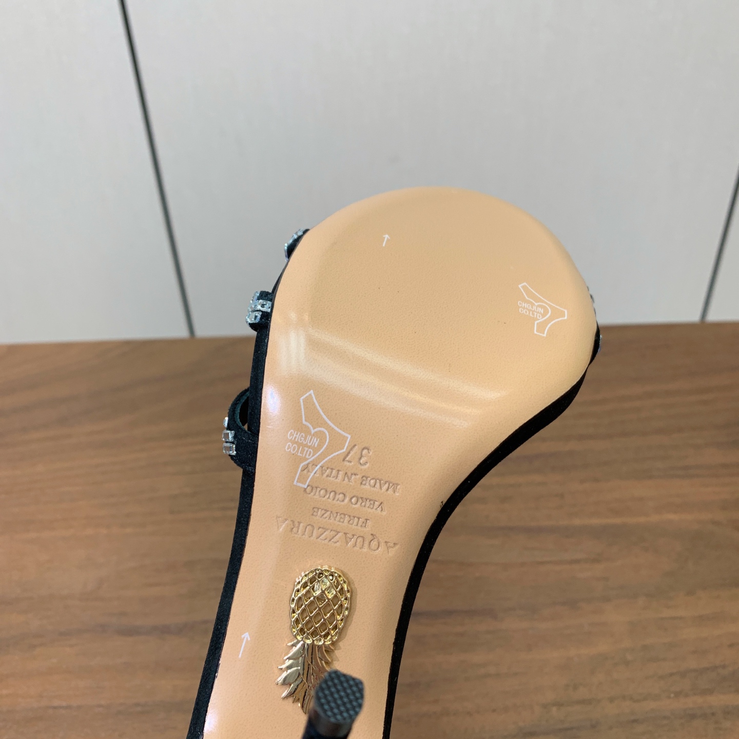 【AQUAZZUR* 】钻面凉鞋。性感的代言品牌。鞋面羊京、真丝烫钻。羊皮垫脚，真皮大底。跟高9.5cm 码数：35-4