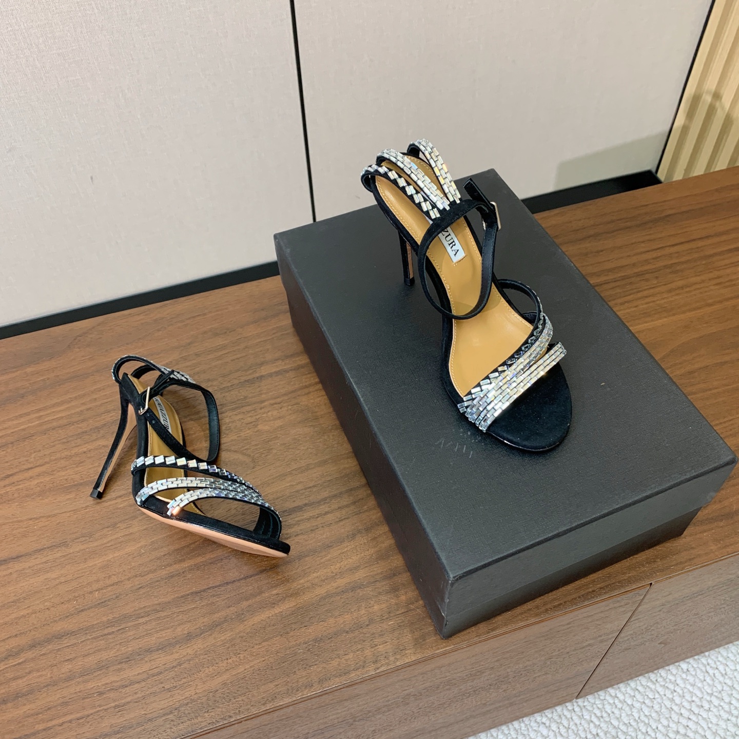【AQUAZZUR* 】钻面凉鞋。性感的代言品牌。鞋面羊京、真丝烫钻。羊皮垫脚，真皮大底。跟高9.5cm 码数：35-4
