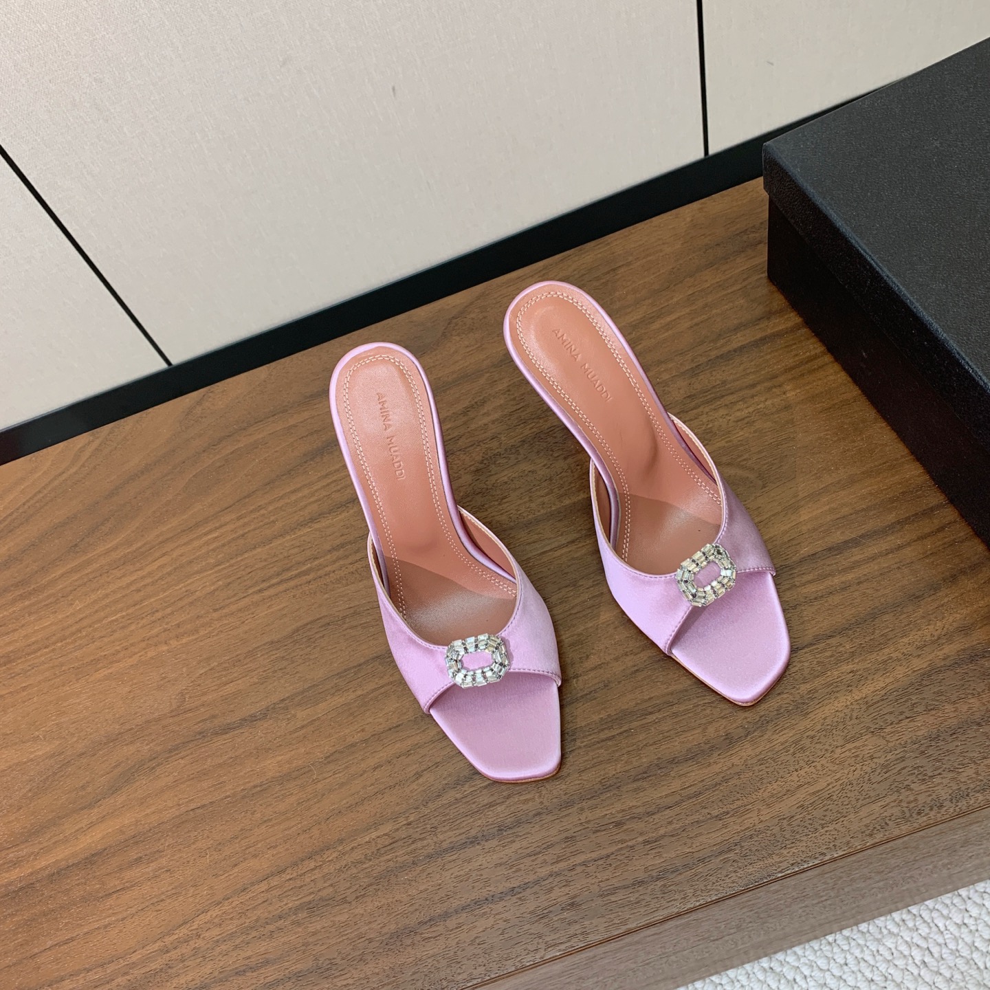 【Amina Muaddi】 方头钻扣拖鞋。细腻柔美，仿佛穿上了春天的浪漫。鞋面真丝，羊皮垫脚，注塑真皮大底。跟高10c