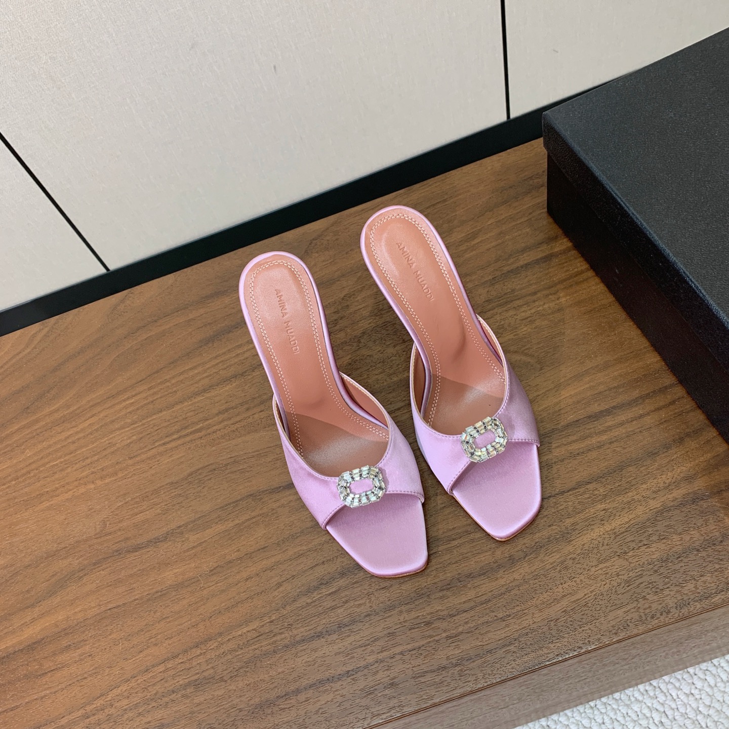 【Amina Muaddi】 方头钻扣拖鞋。细腻柔美，仿佛穿上了春天的浪漫。鞋面真丝，羊皮垫脚，注塑真皮大底。跟高10c