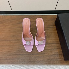 【Amina Muaddi】 方头钻扣拖鞋。细腻柔美,仿佛穿上了春天的浪漫。鞋面真丝,羊皮垫脚,注塑真皮大底。跟高10c 【Amina Muaddi】 方头钻扣拖鞋。细腻柔美,仿佛穿上了春天的浪漫。鞋面真丝,羊皮垫脚,注塑真皮大底。跟高10c