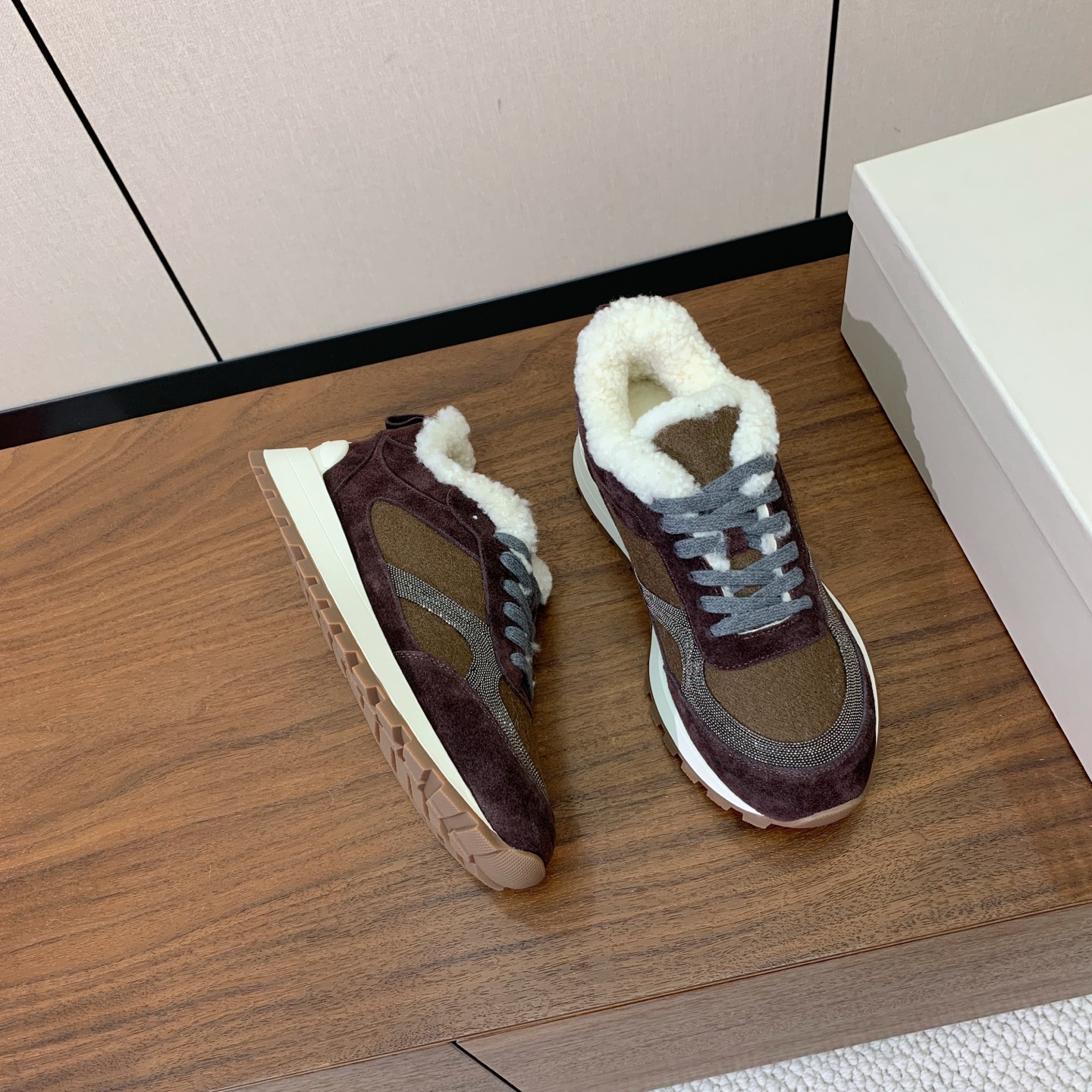 【Brunell* Cucinell*】羊毛里休闲运动鞋。鞋面采用进口牛绒，羊毛内里，原版开模大底！上脚超舒适。 码数：