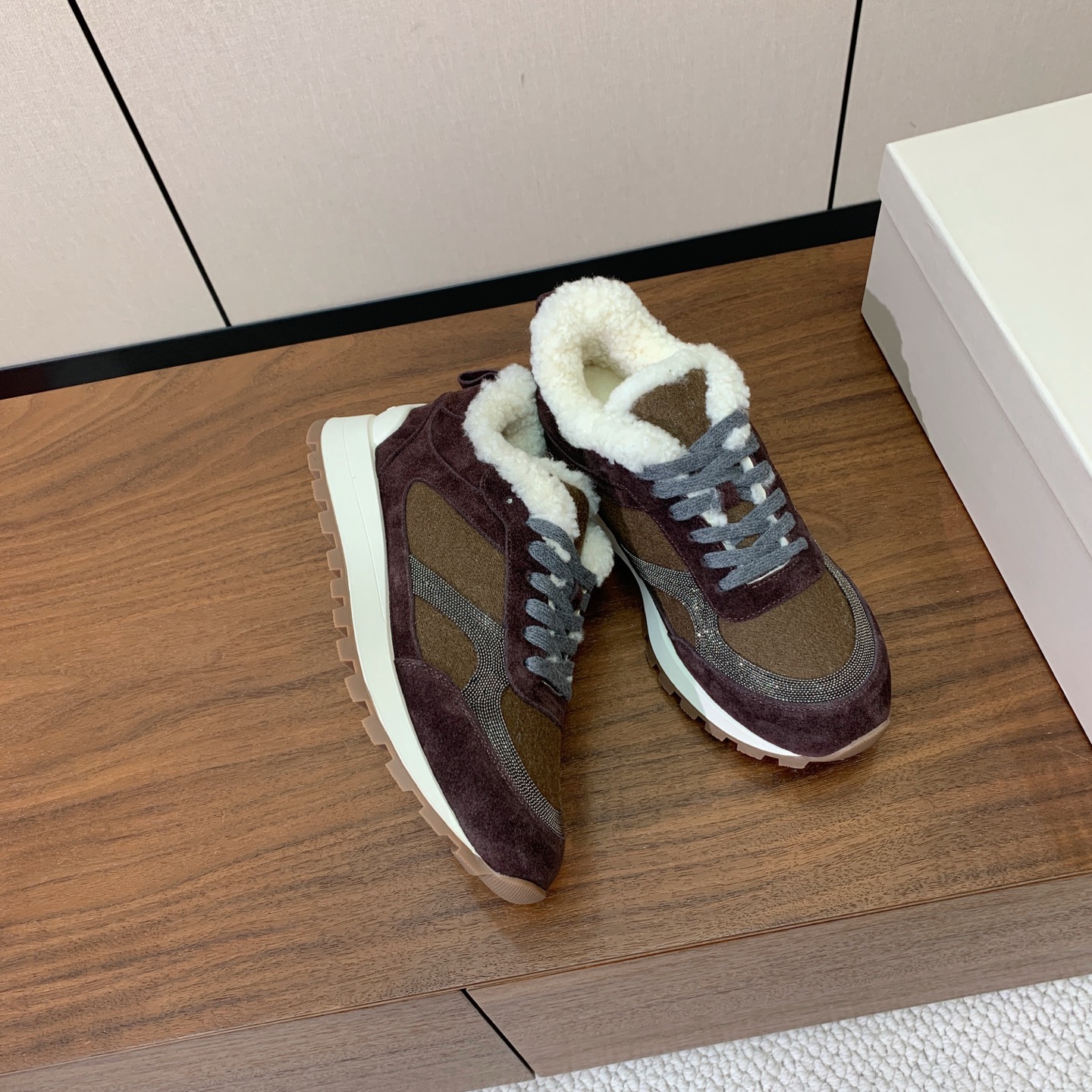 【Brunell* Cucinell*】羊毛里休闲运动鞋。鞋面采用进口牛绒，羊毛内里，原版开模大底！上脚超舒适。 码数：