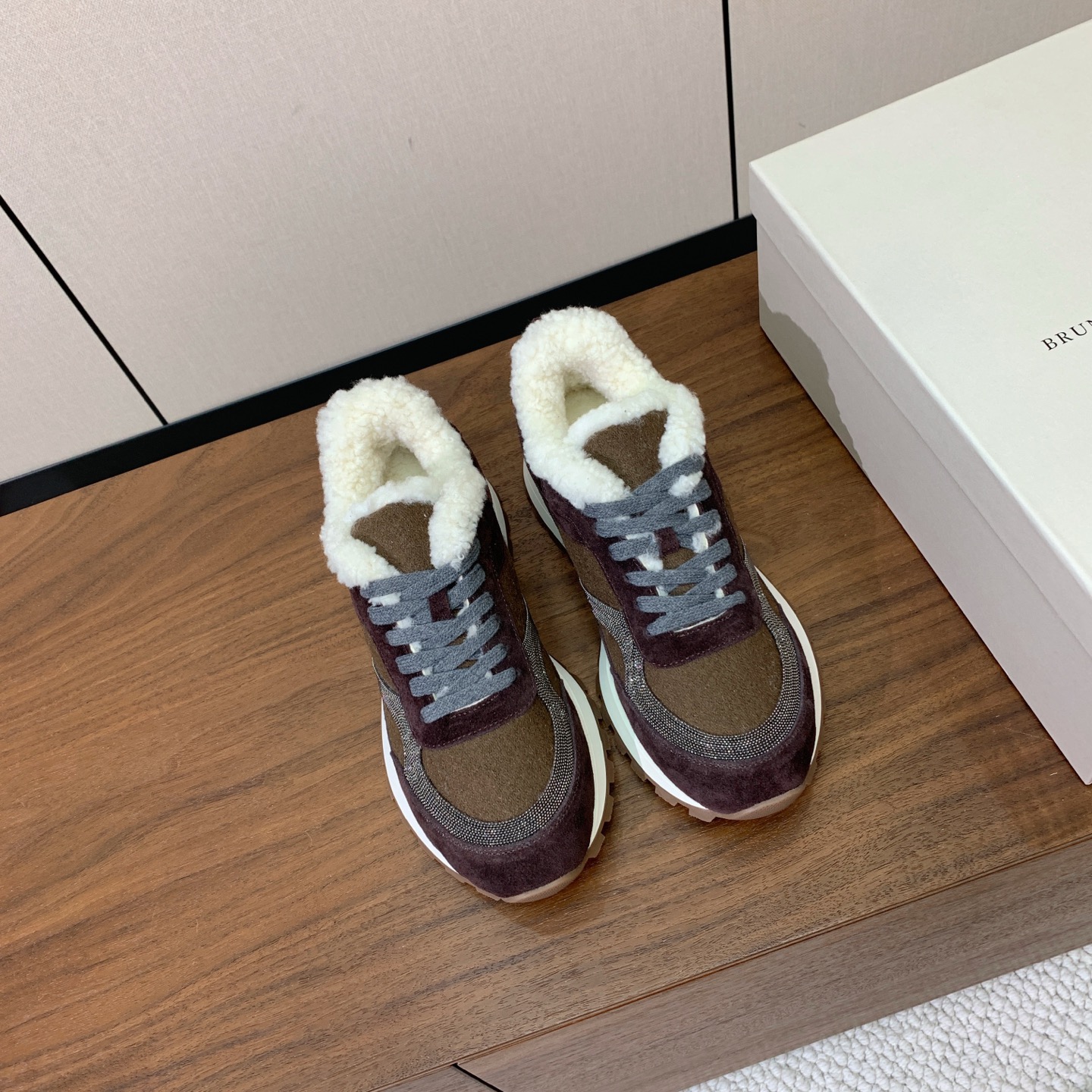 【Brunell* Cucinell*】羊毛里休闲运动鞋。鞋面采用进口牛绒，羊毛内里，原版开模大底！上脚超舒适。 码数：