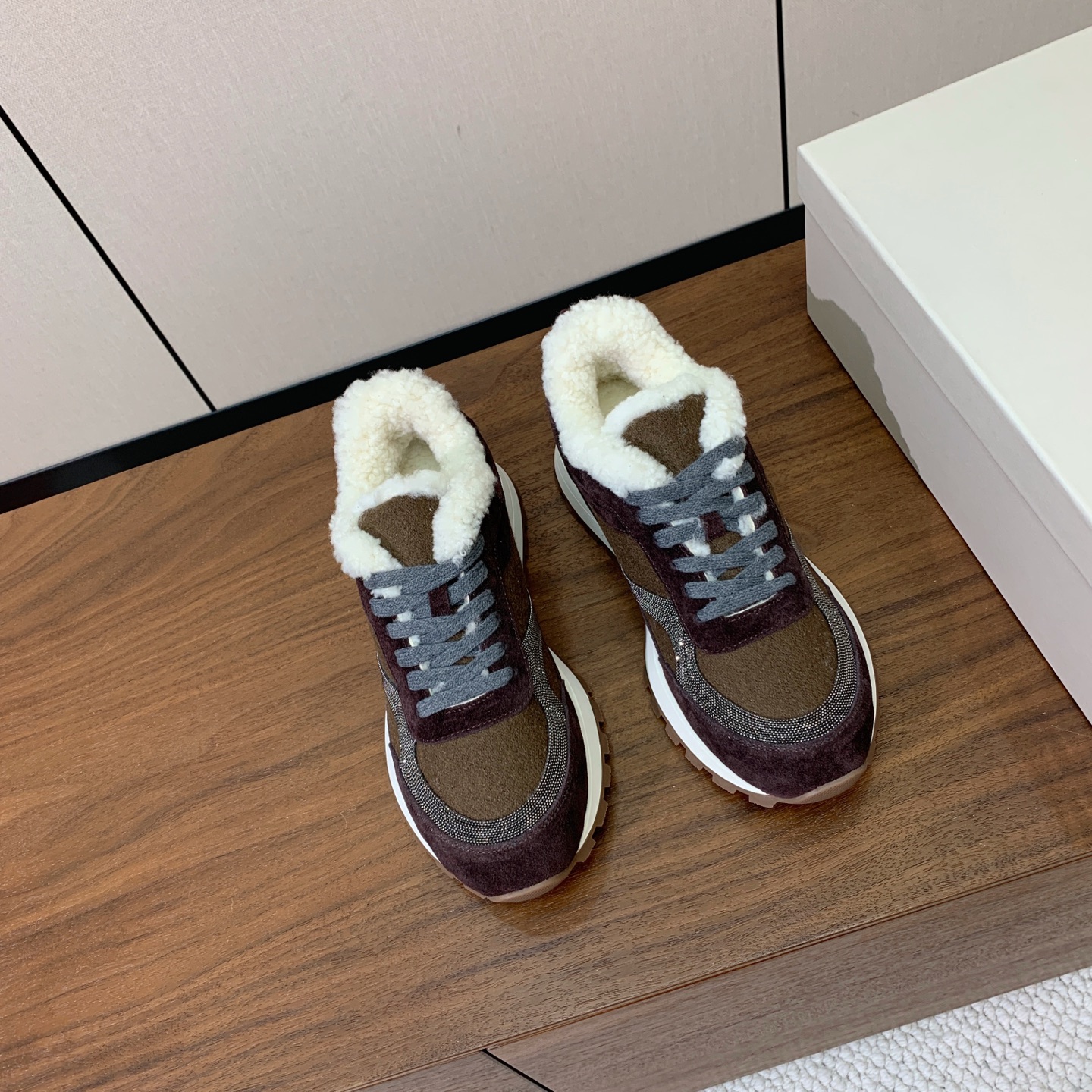 【Brunell* Cucinell*】羊毛里休闲运动鞋。鞋面采用进口牛绒，羊毛内里，原版开模大底！上脚超舒适。 码数：