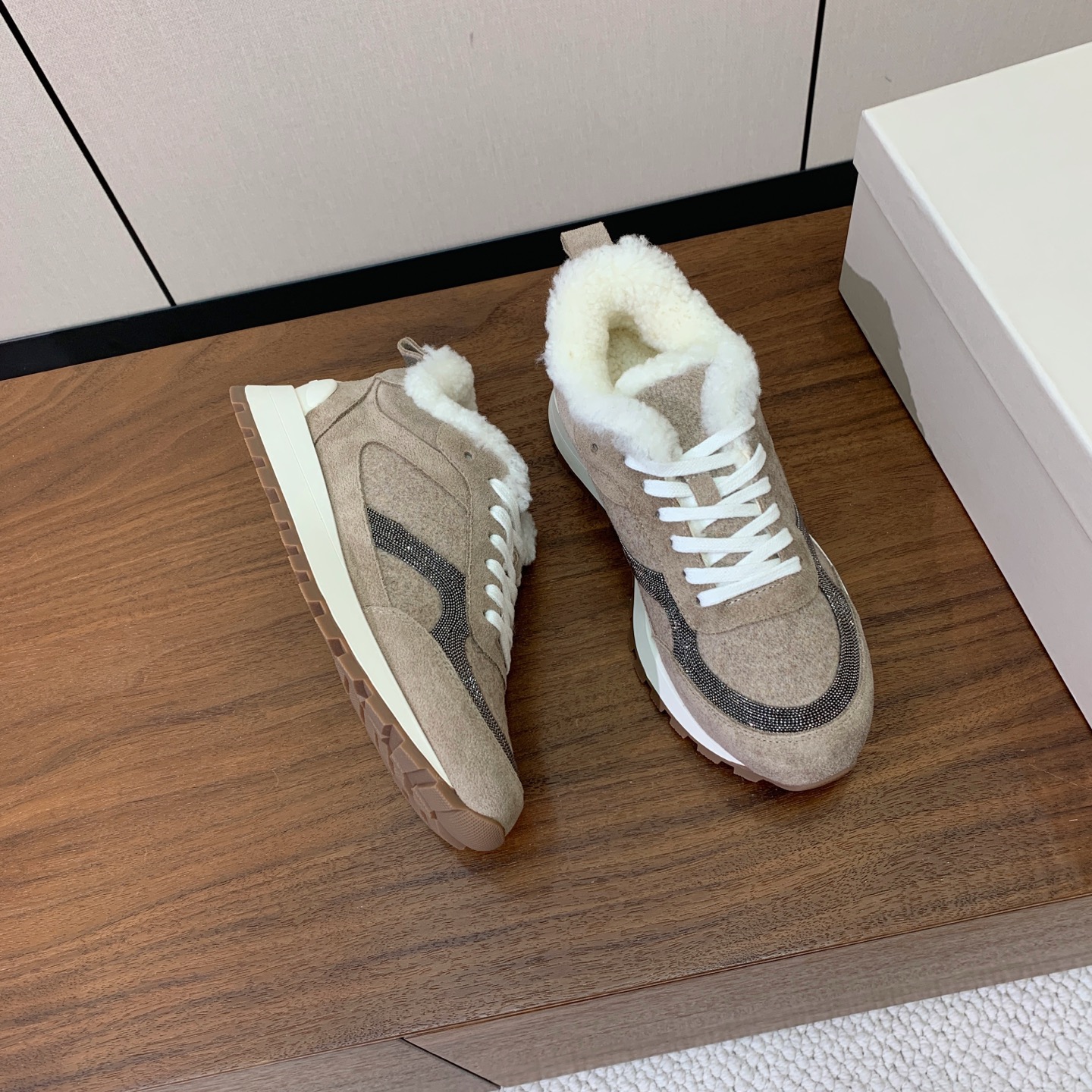 【Brunell* Cucinell*】羊毛里休闲运动鞋。鞋面采用进口牛绒，羊毛内里，原版开模大底！上脚超舒适。 码数：