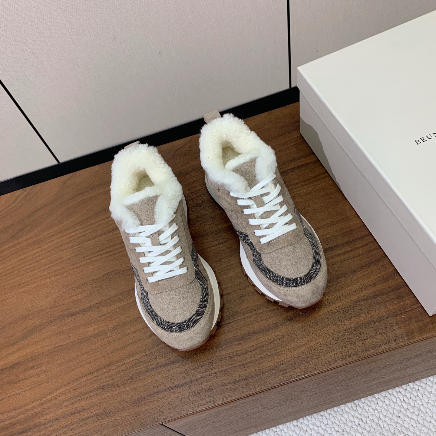 【Brunell* Cucinell*】羊毛里休闲运动鞋。鞋面采用进口牛绒，羊毛内里，原版开模大底！上脚超舒适。 码数：