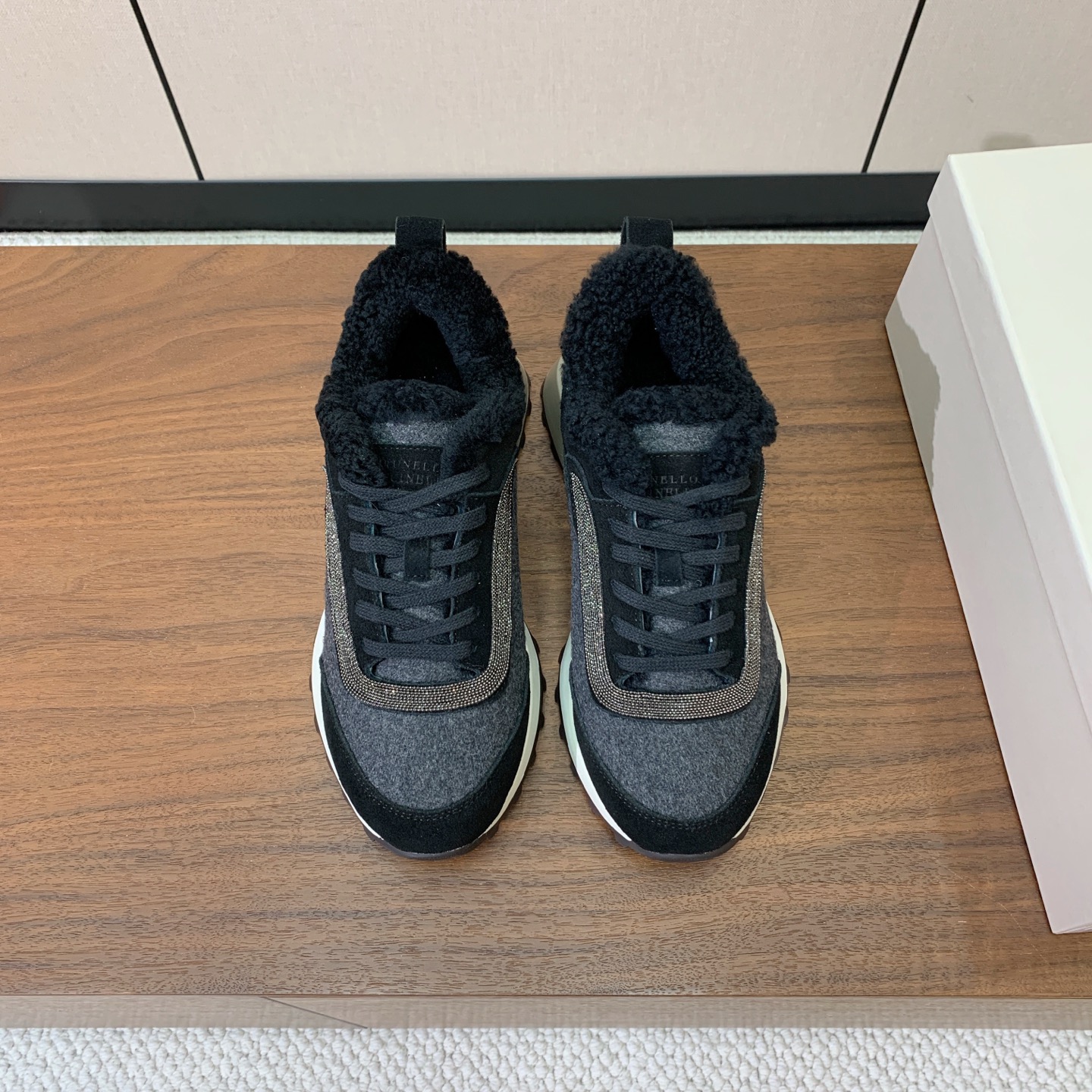 【Brunell* Cucinell*】拼色底羊毛里休闲运动鞋。鞋面采用进口牛绒,羊毛内里,原版开模大底!上脚超舒适。 【Brunell* Cucinell*】拼色底羊毛里休闲运动鞋。鞋面采用进口牛绒,羊毛内里,原版开模大底!上脚超舒适。