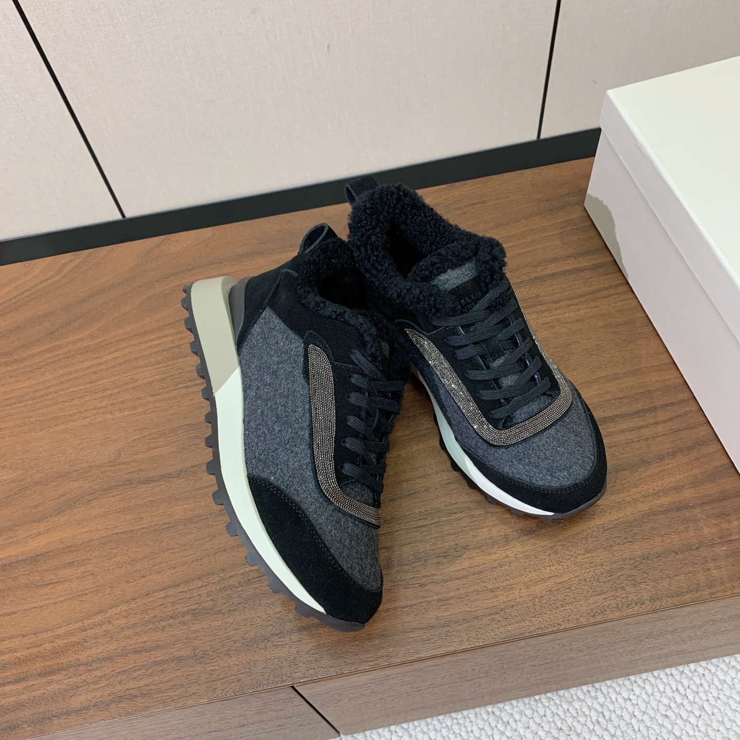【Brunell* Cucinell*】拼色底羊毛里休闲运动鞋。鞋面采用进口牛绒，羊毛内里，原版开模大底！上脚超舒适。 