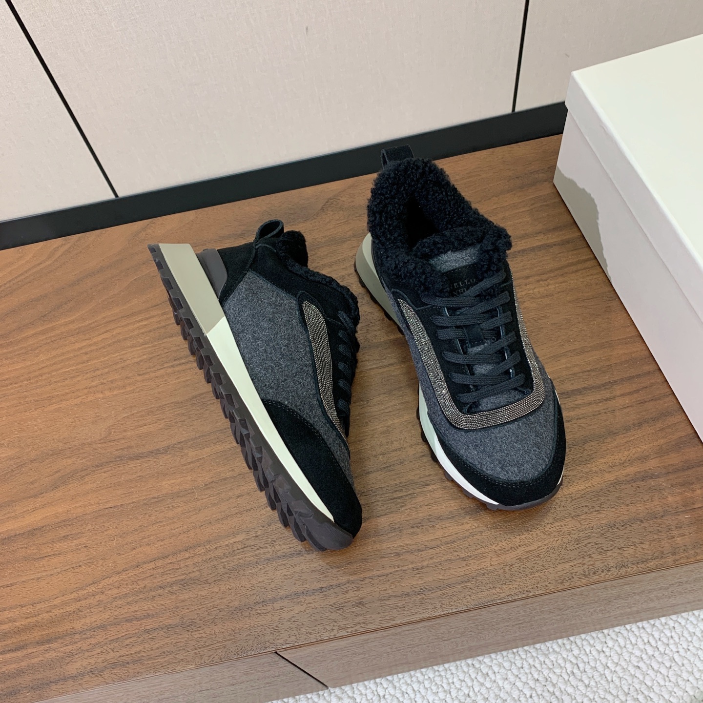 【Brunell* Cucinell*】拼色底羊毛里休闲运动鞋。鞋面采用进口牛绒，羊毛内里，原版开模大底！上脚超舒适。 