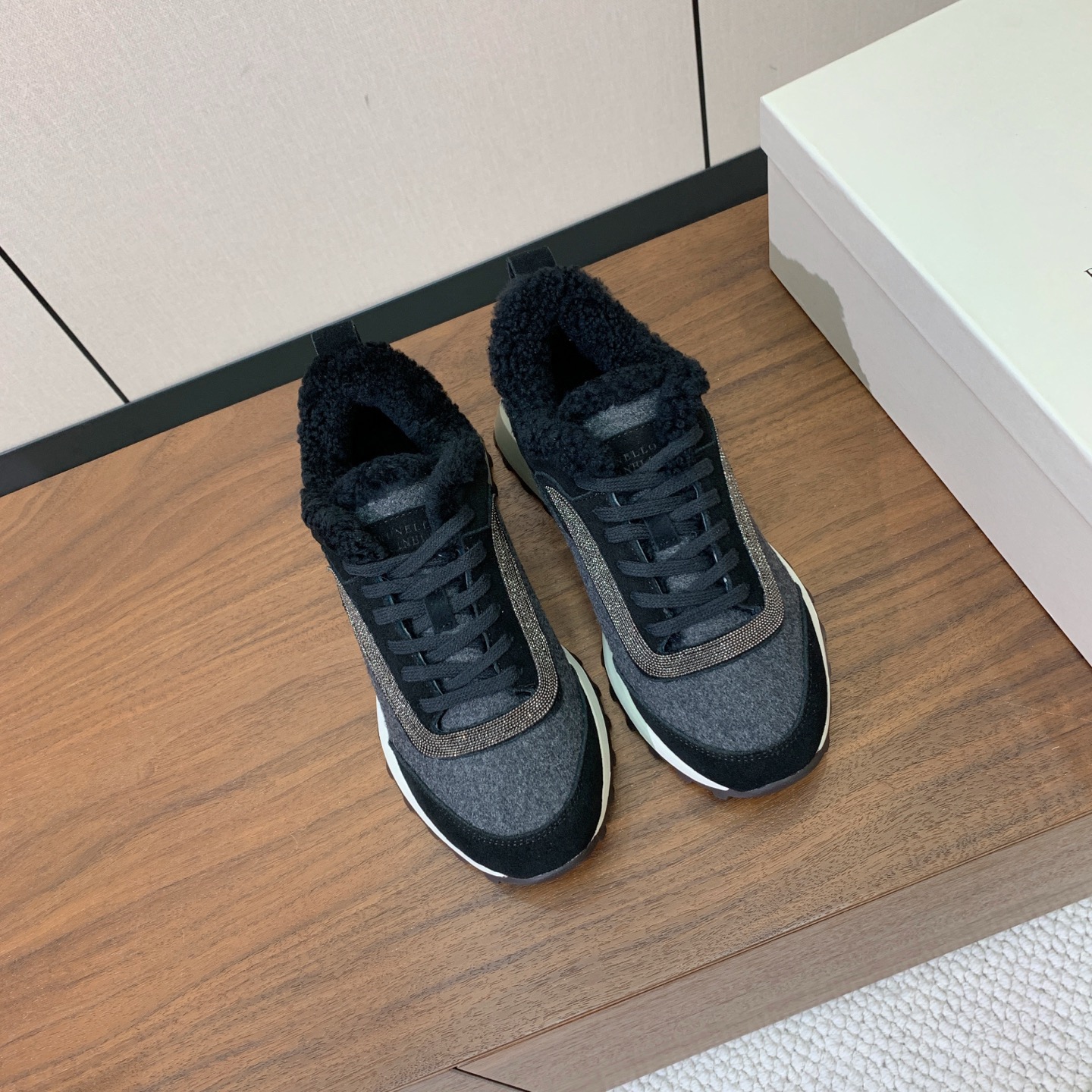 【Brunell* Cucinell*】拼色底羊毛里休闲运动鞋。鞋面采用进口牛绒，羊毛内里，原版开模大底！上脚超舒适。 