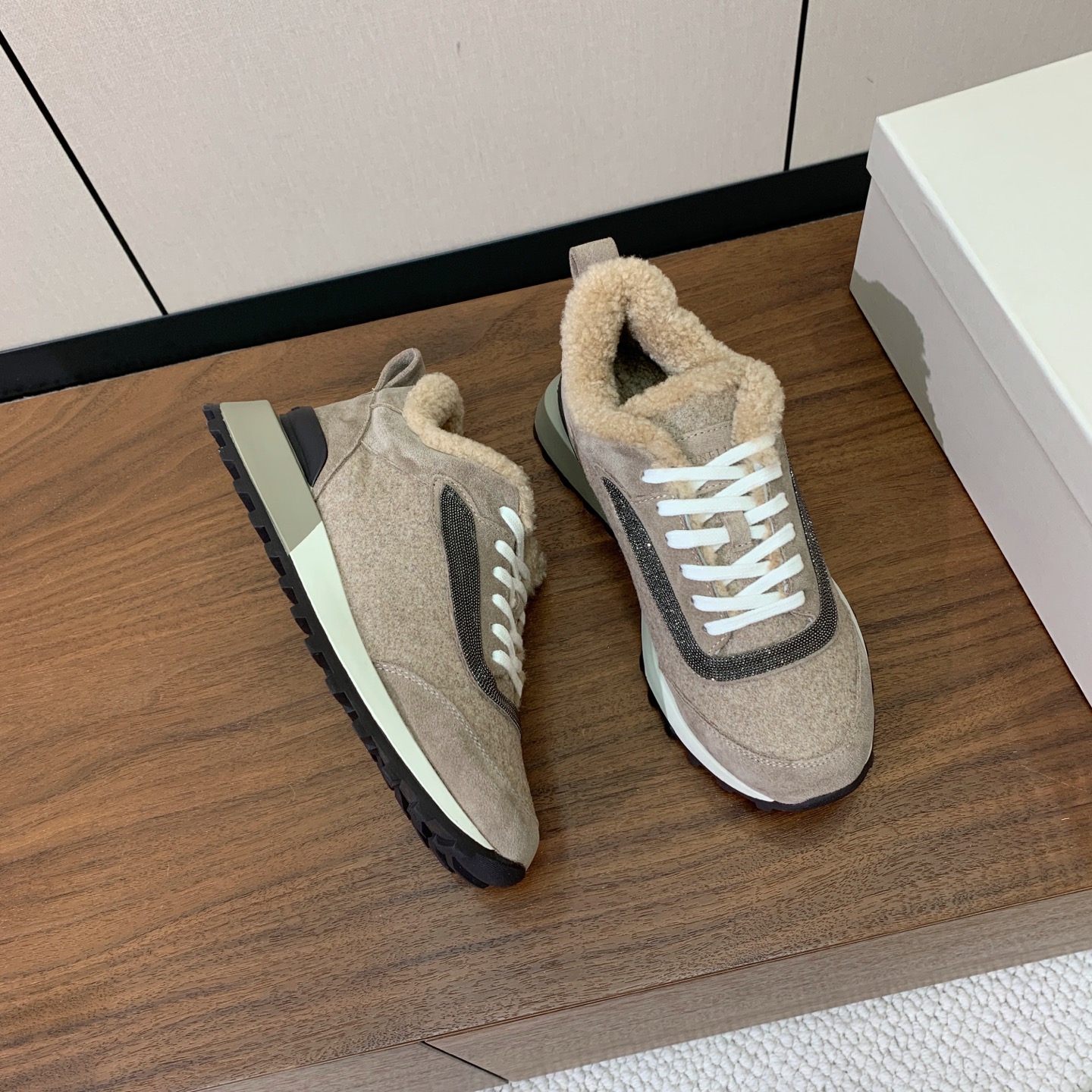 【Brunell* Cucinell*】拼色底羊毛里休闲运动鞋。鞋面采用进口牛绒，羊毛内里，原版开模大底！上脚超舒适。 