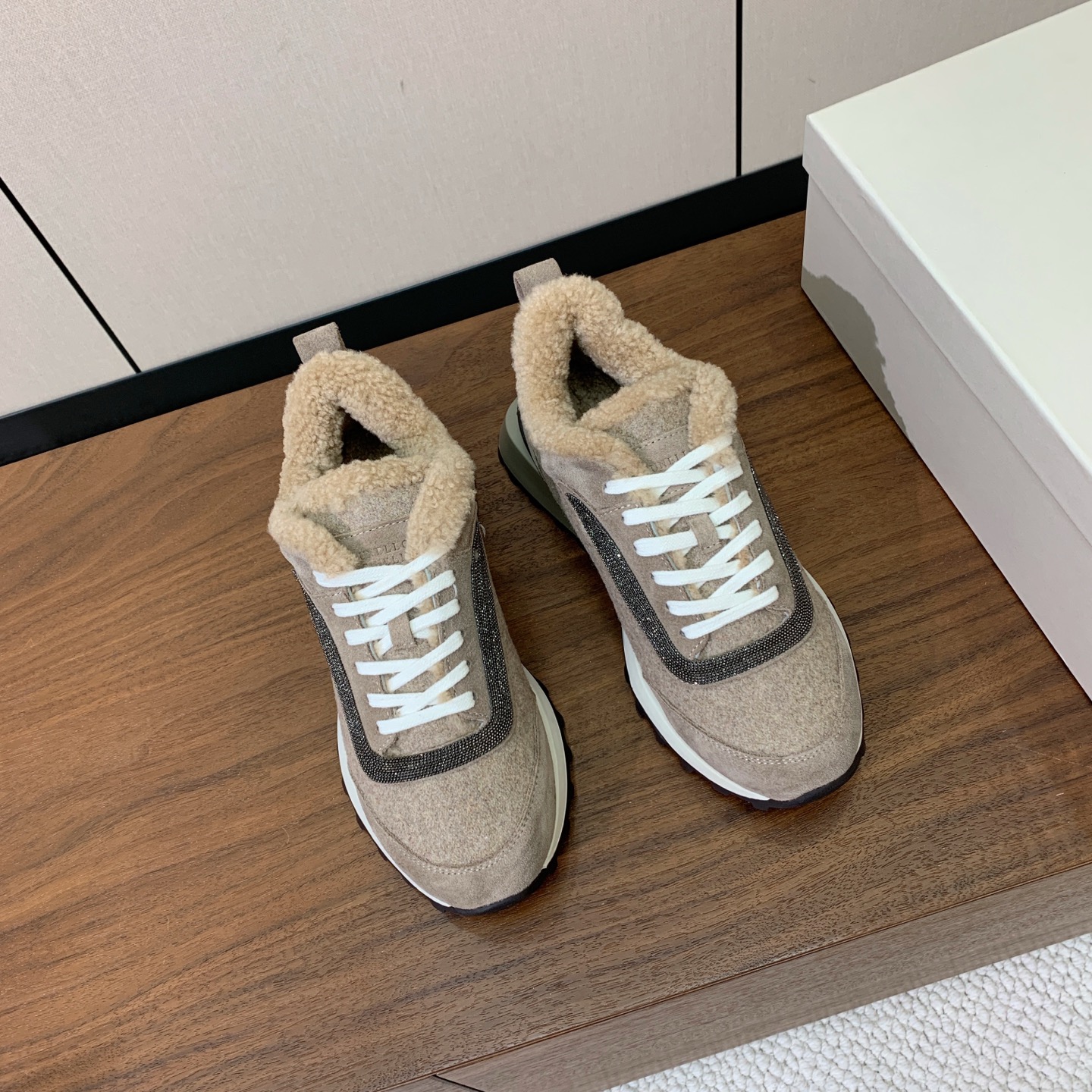 【Brunell* Cucinell*】拼色底羊毛里休闲运动鞋。鞋面采用进口牛绒，羊毛内里，原版开模大底！上脚超舒适。 