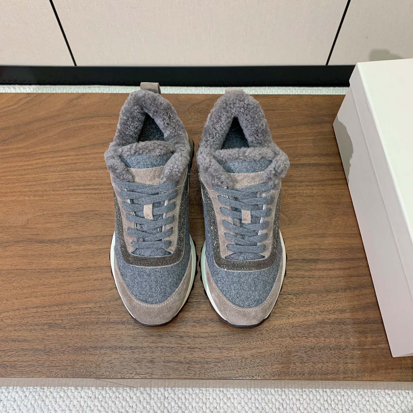 【Brunell* Cucinell*】拼色底羊毛里休闲运动鞋。鞋面采用进口牛绒,羊毛内里,原版开模大底!上脚超舒适。 【Brunell* Cucinell*】拼色底羊毛里休闲运动鞋。鞋面采用进口牛绒,羊毛内里,原版开模大底!上脚超舒适。