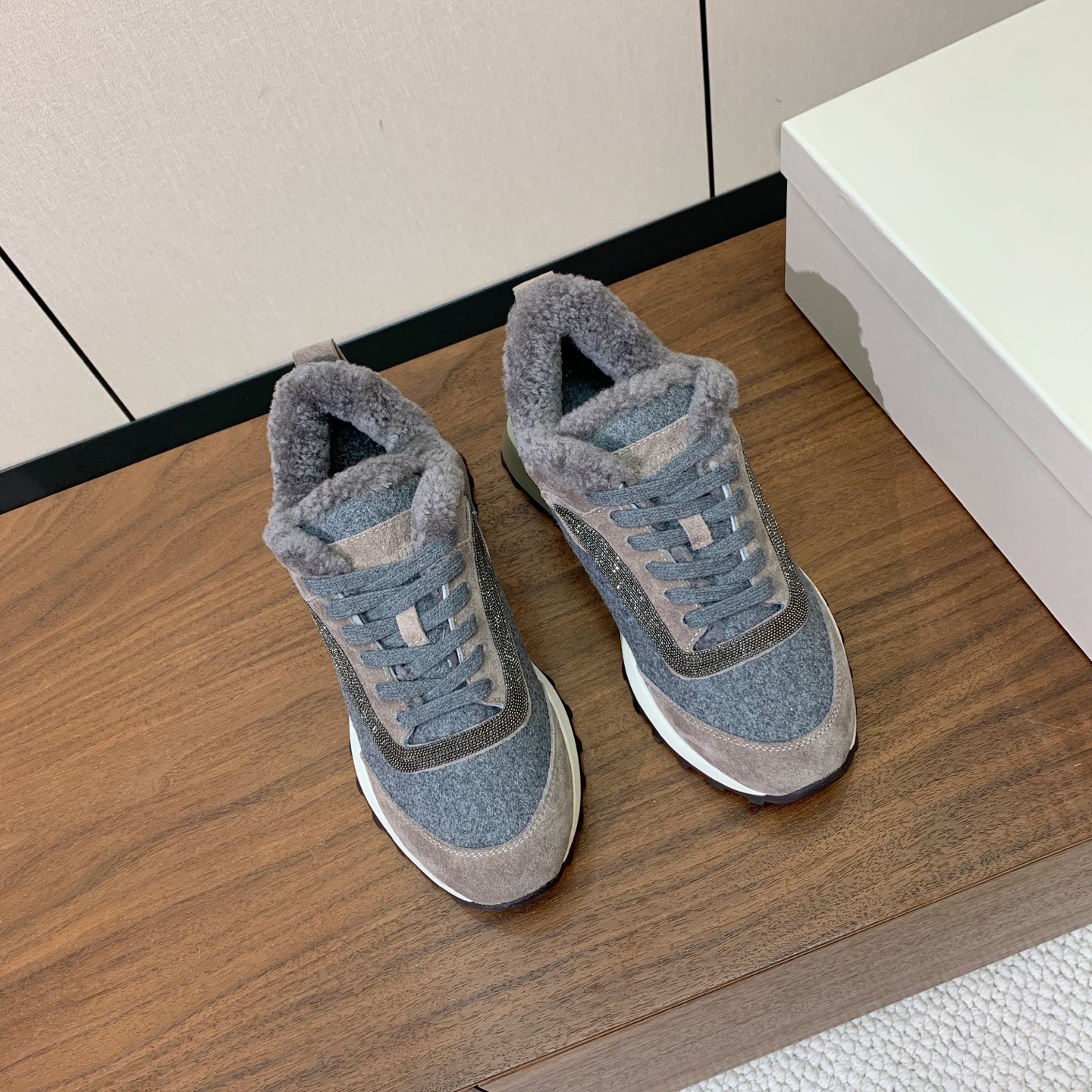 【Brunell* Cucinell*】拼色底羊毛里休闲运动鞋。鞋面采用进口牛绒，羊毛内里，原版开模大底！上脚超舒适。 