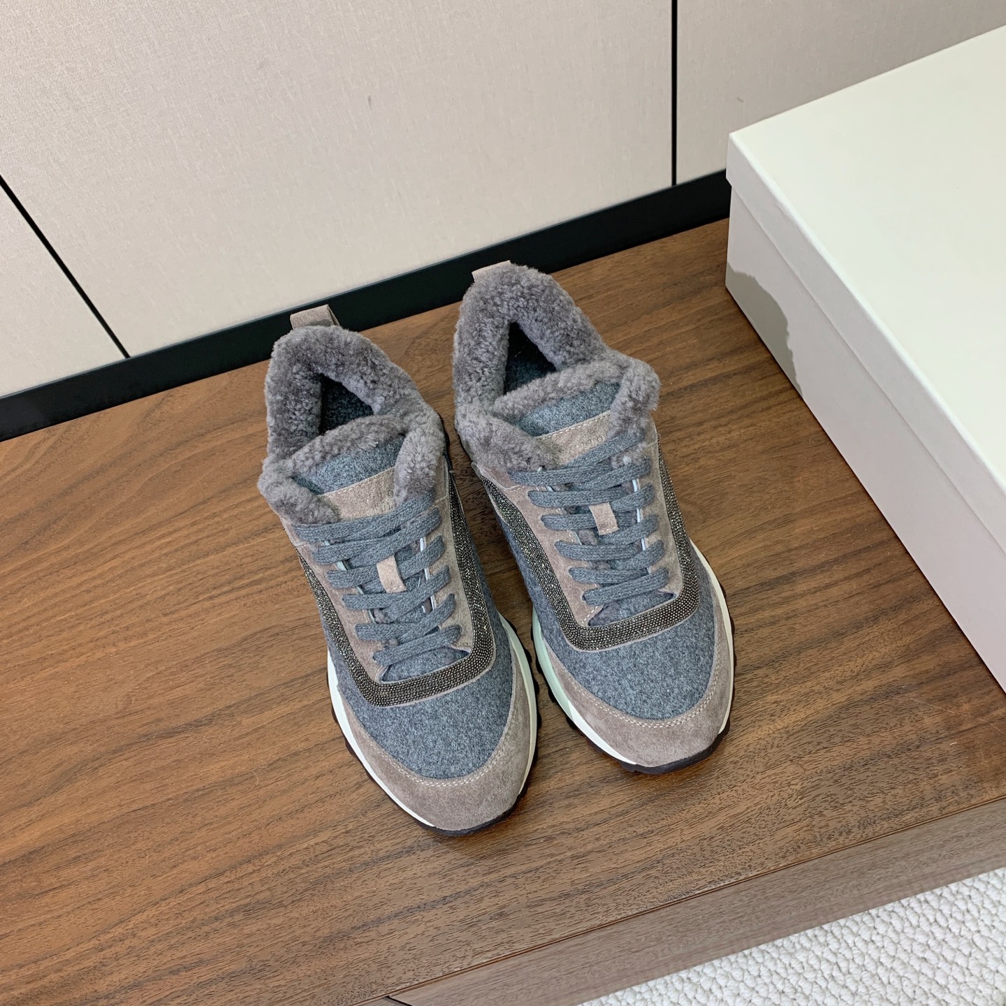【Brunell* Cucinell*】拼色底羊毛里休闲运动鞋。鞋面采用进口牛绒，羊毛内里，原版开模大底！上脚超舒适。 