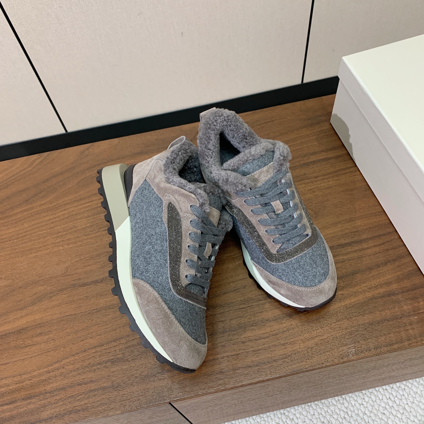 【Brunell* Cucinell*】拼色底羊毛里休闲运动鞋。鞋面采用进口牛绒，羊毛内里，原版开模大底！上脚超舒适。 