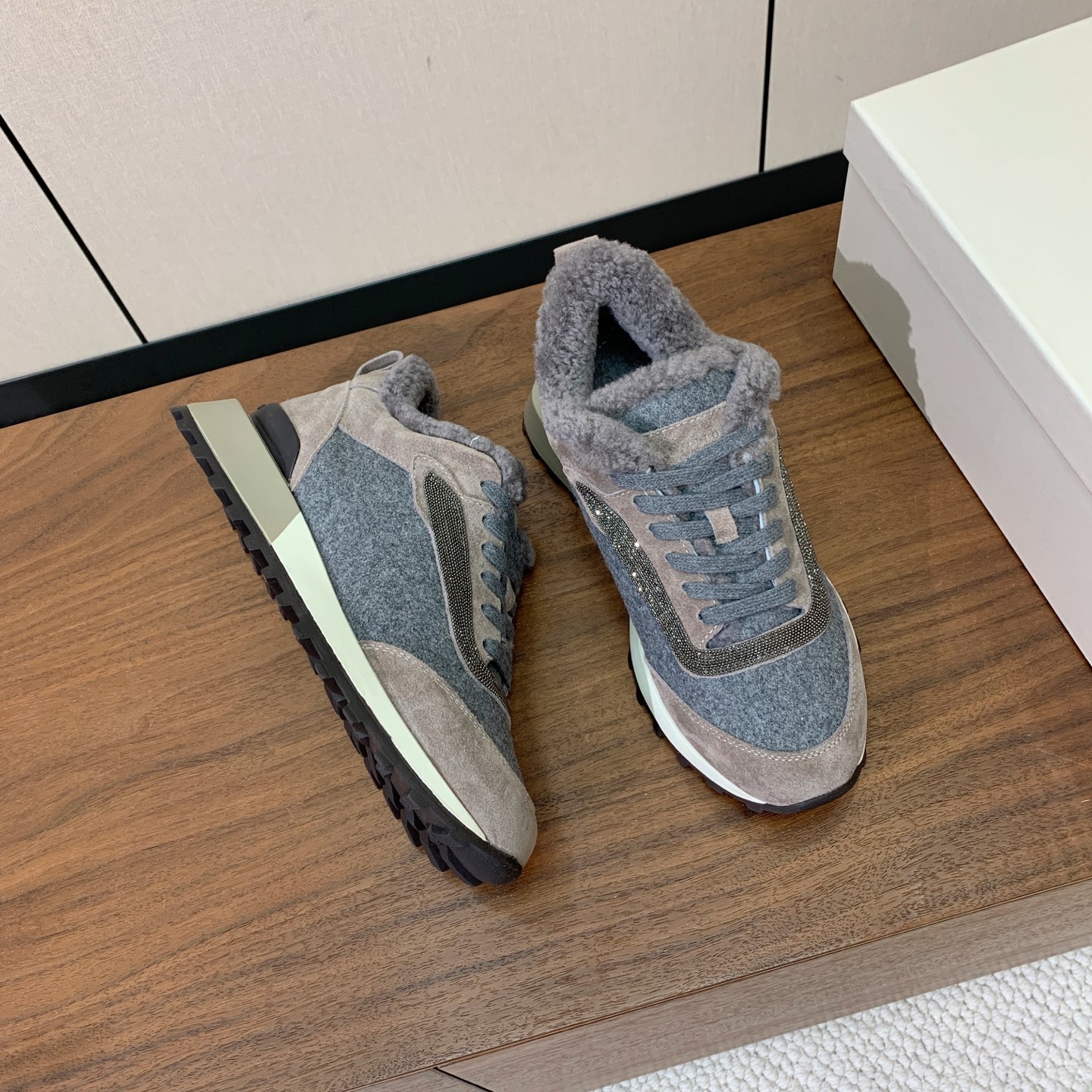 【Brunell* Cucinell*】拼色底羊毛里休闲运动鞋。鞋面采用进口牛绒，羊毛内里，原版开模大底！上脚超舒适。 