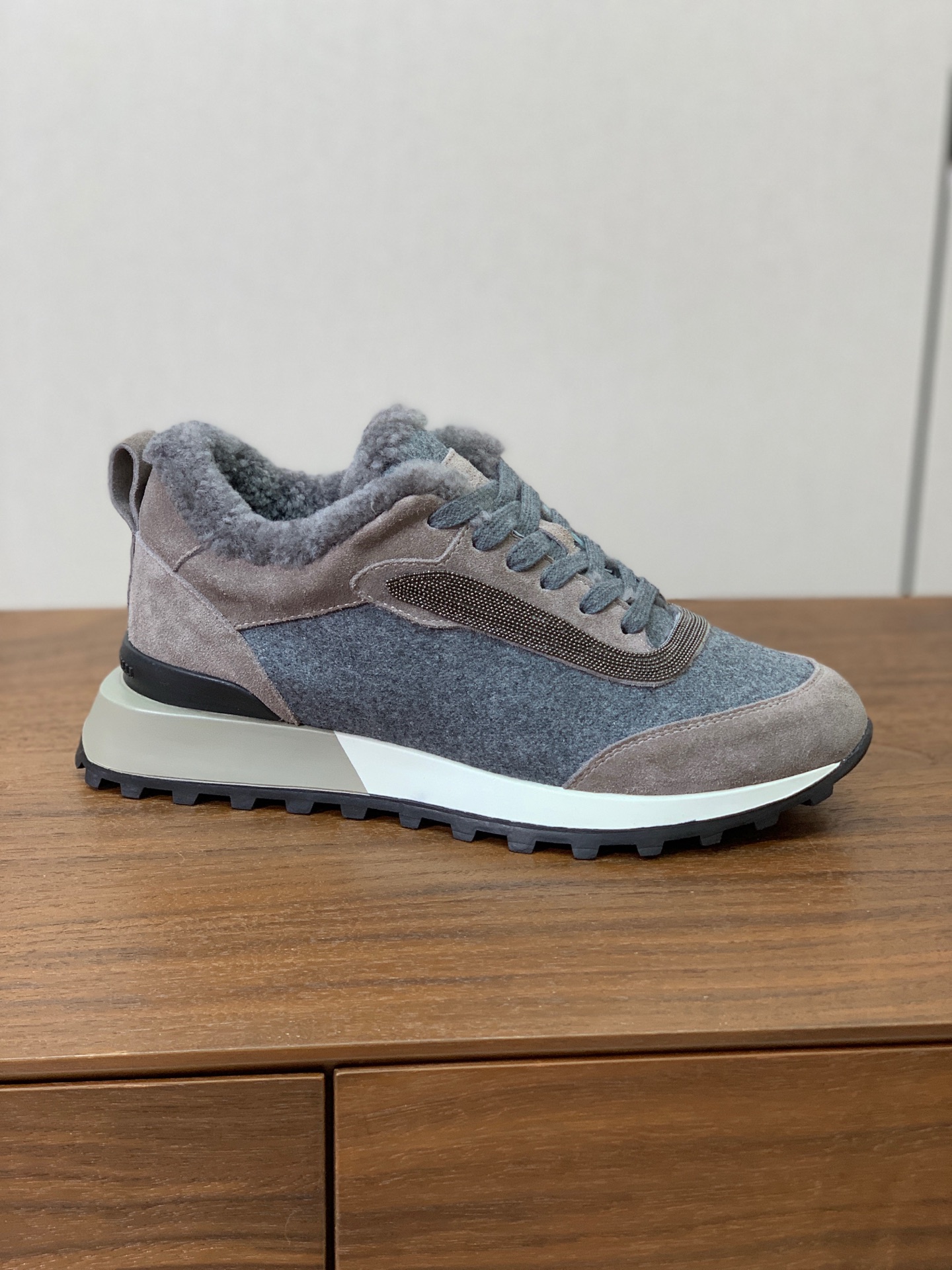 【Brunell* Cucinell*】拼色底羊毛里休闲运动鞋。鞋面采用进口牛绒，羊毛内里，原版开模大底！上脚超舒适。 