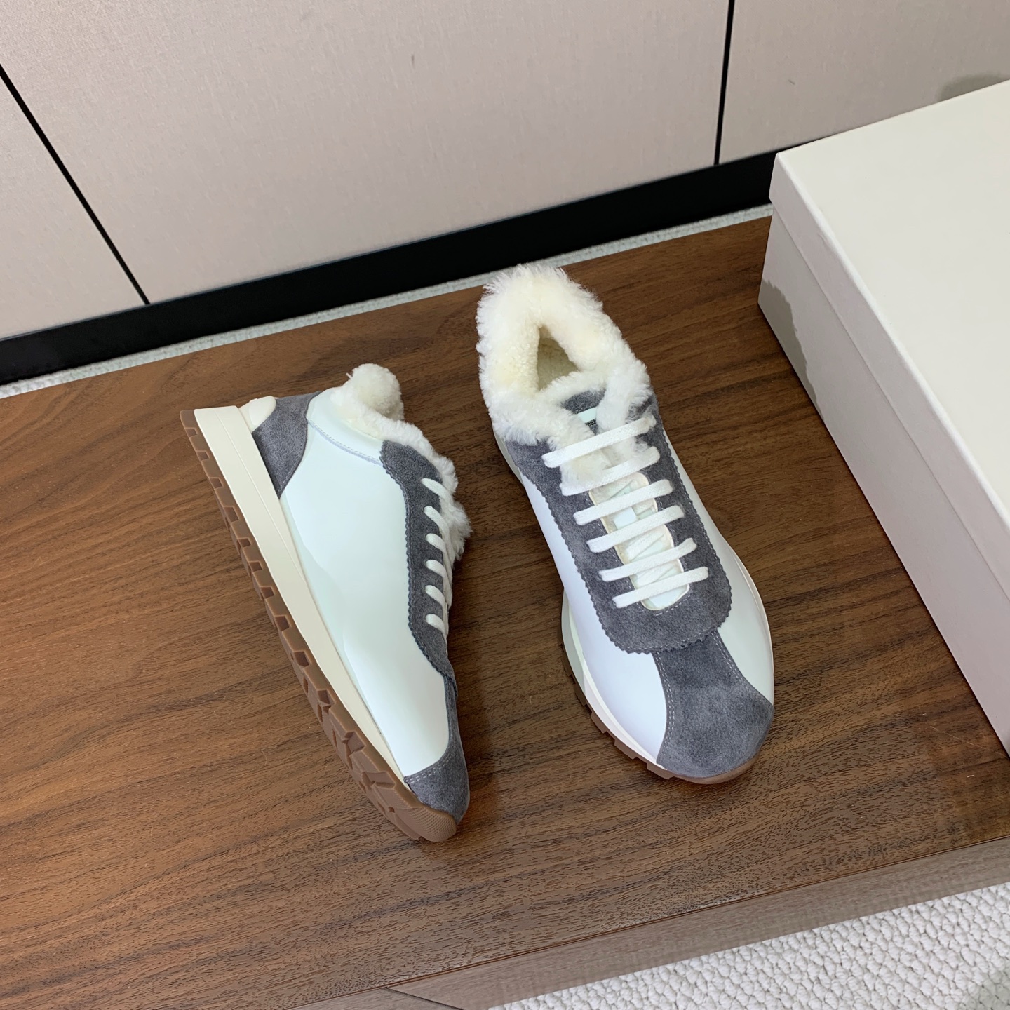 【Brunell* Cucinell*】羊毛里休闲运动鞋。鞋面采用进口牛绒，羊毛内里，原版开模大底！上脚超舒适。 码数：