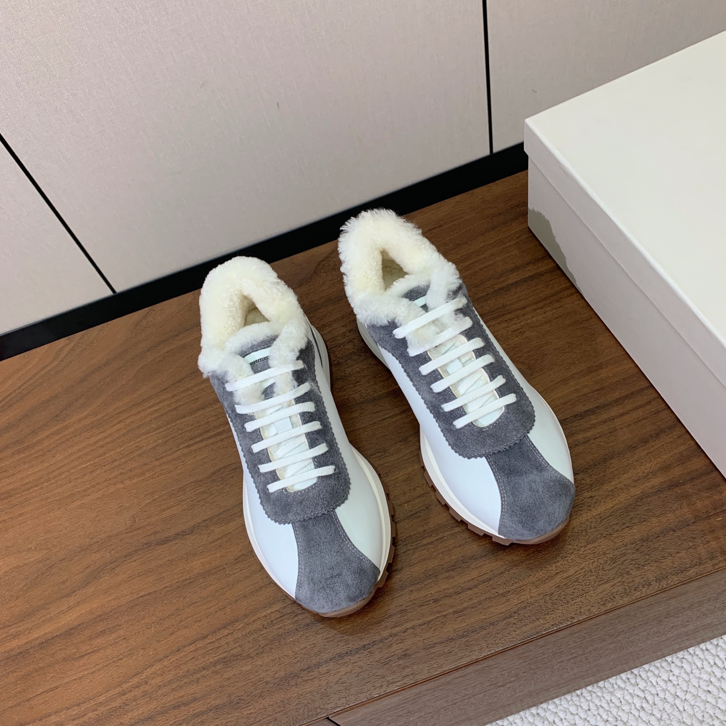 【Brunell* Cucinell*】羊毛里休闲运动鞋。鞋面采用进口牛绒，羊毛内里，原版开模大底！上脚超舒适。 码数：